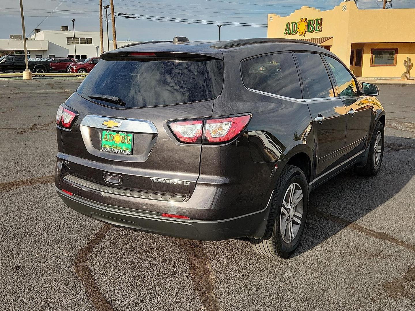 2016 GRAY Chevrolet Traverse 2LT (1GNKVHKD2GJ) with an 3.6L V-6 gasoline direct injection, DOHC, variable valve control, regular unleaded, engine with 281HP engine, located at 4711 Ave Q, Lubbock, TX, 79412, (806) 687-2362, 33.551304, -101.855293 - Photo#3
