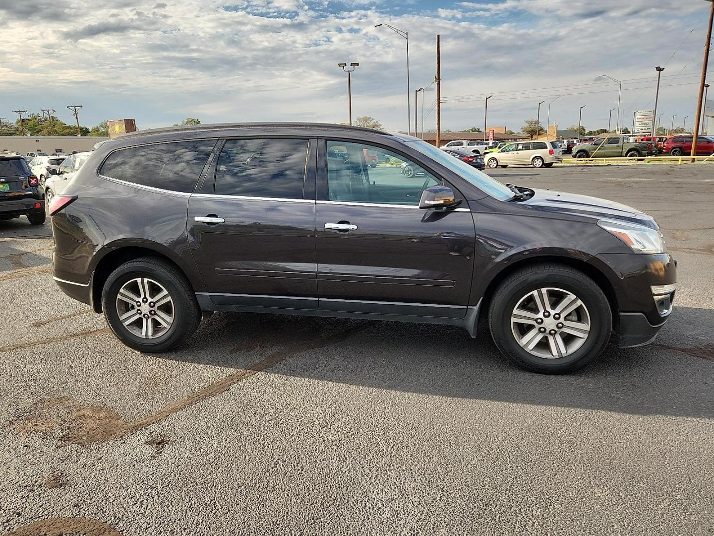 2016 GRAY Chevrolet Traverse 2LT (1GNKVHKD2GJ) with an 3.6L V-6 gasoline direct injection, DOHC, variable valve control, regular unleaded, engine with 281HP engine, located at 4711 Ave Q, Lubbock, TX, 79412, (806) 687-2362, 33.551304, -101.855293 - Photo#4