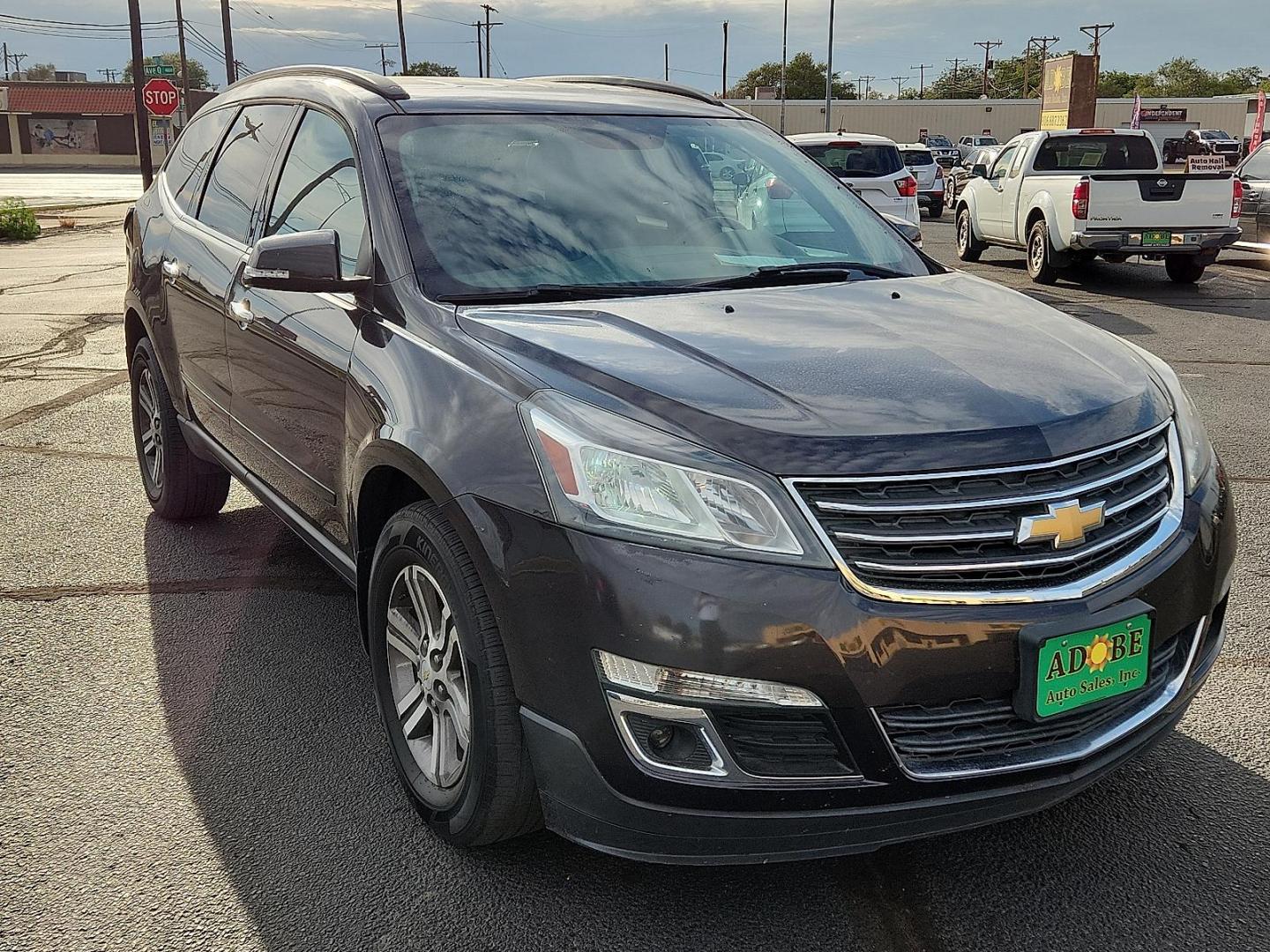 2016 GRAY Chevrolet Traverse 2LT (1GNKVHKD2GJ) with an 3.6L V-6 gasoline direct injection, DOHC, variable valve control, regular unleaded, engine with 281HP engine, located at 4711 Ave Q, Lubbock, TX, 79412, (806) 687-2362, 33.551304, -101.855293 - Photo#5