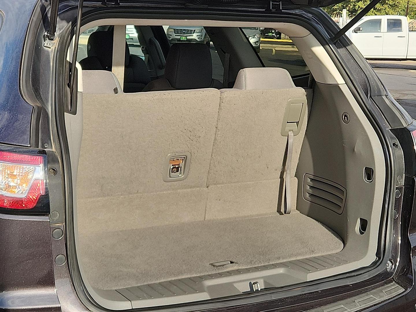 2016 GRAY Chevrolet Traverse 2LT (1GNKVHKD2GJ) with an 3.6L V-6 gasoline direct injection, DOHC, variable valve control, regular unleaded, engine with 281HP engine, located at 4711 Ave Q, Lubbock, TX, 79412, (806) 687-2362, 33.551304, -101.855293 - Photo#9