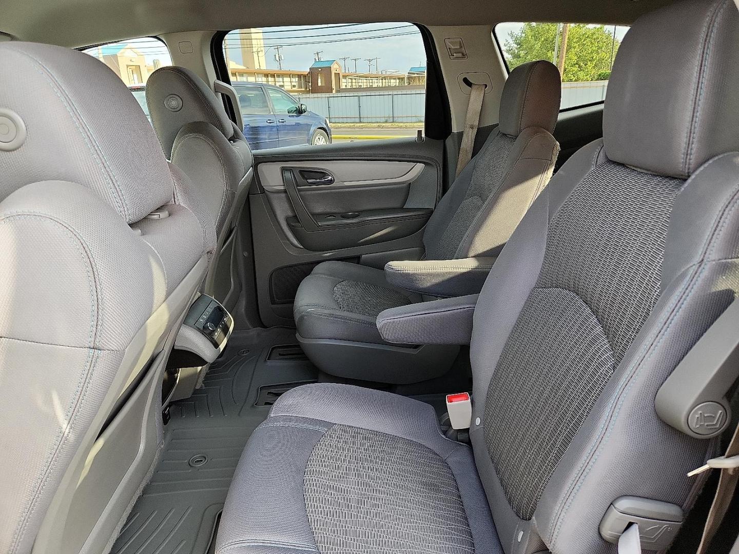 2016 GRAY Chevrolet Traverse 2LT (1GNKVHKD2GJ) with an 3.6L V-6 gasoline direct injection, DOHC, variable valve control, regular unleaded, engine with 281HP engine, located at 4711 Ave Q, Lubbock, TX, 79412, (806) 687-2362, 33.551304, -101.855293 - Photo#10