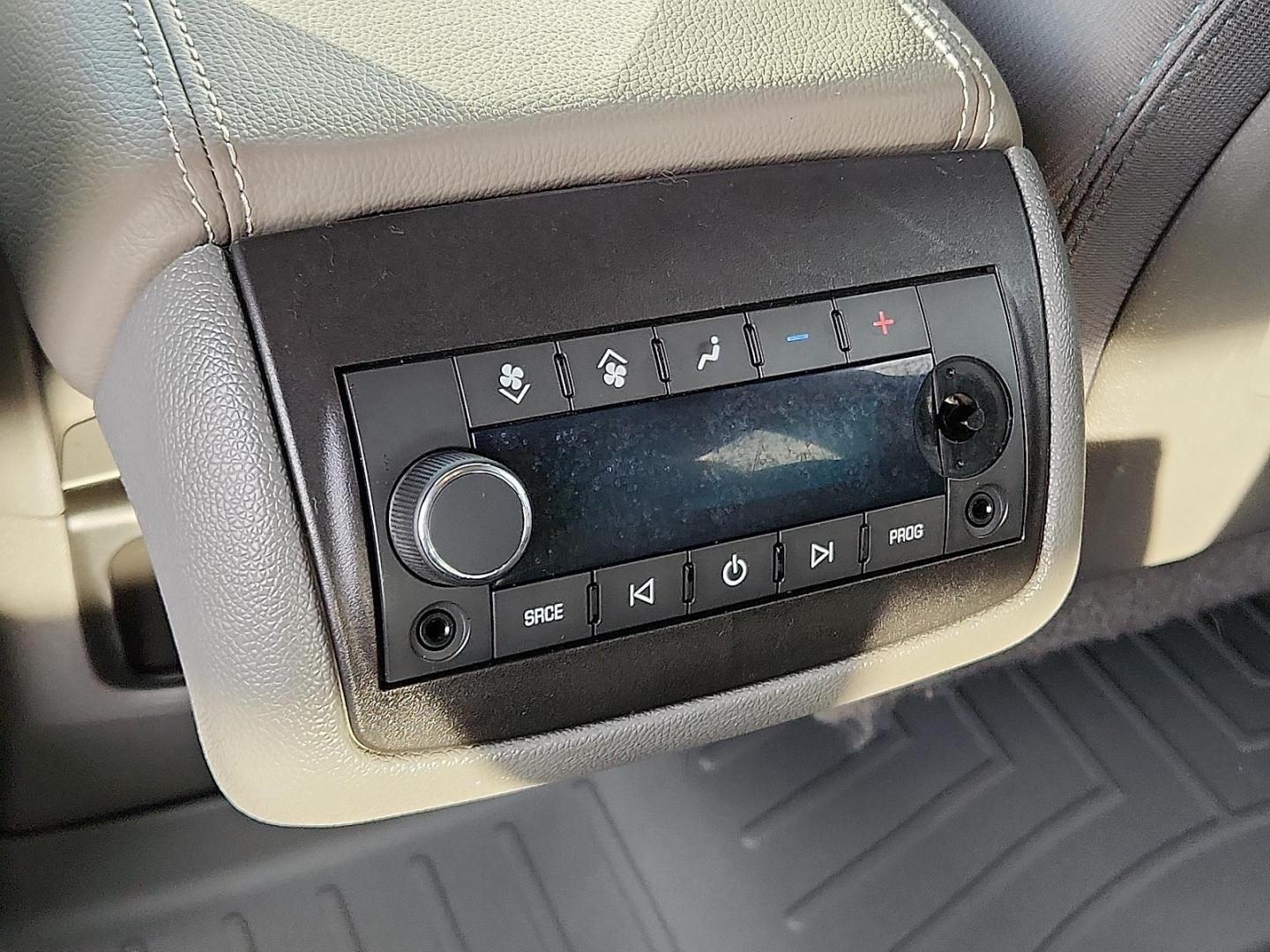 2016 GRAY Chevrolet Traverse 2LT (1GNKVHKD2GJ) with an 3.6L V-6 gasoline direct injection, DOHC, variable valve control, regular unleaded, engine with 281HP engine, located at 4711 Ave Q, Lubbock, TX, 79412, (806) 687-2362, 33.551304, -101.855293 - Photo#12