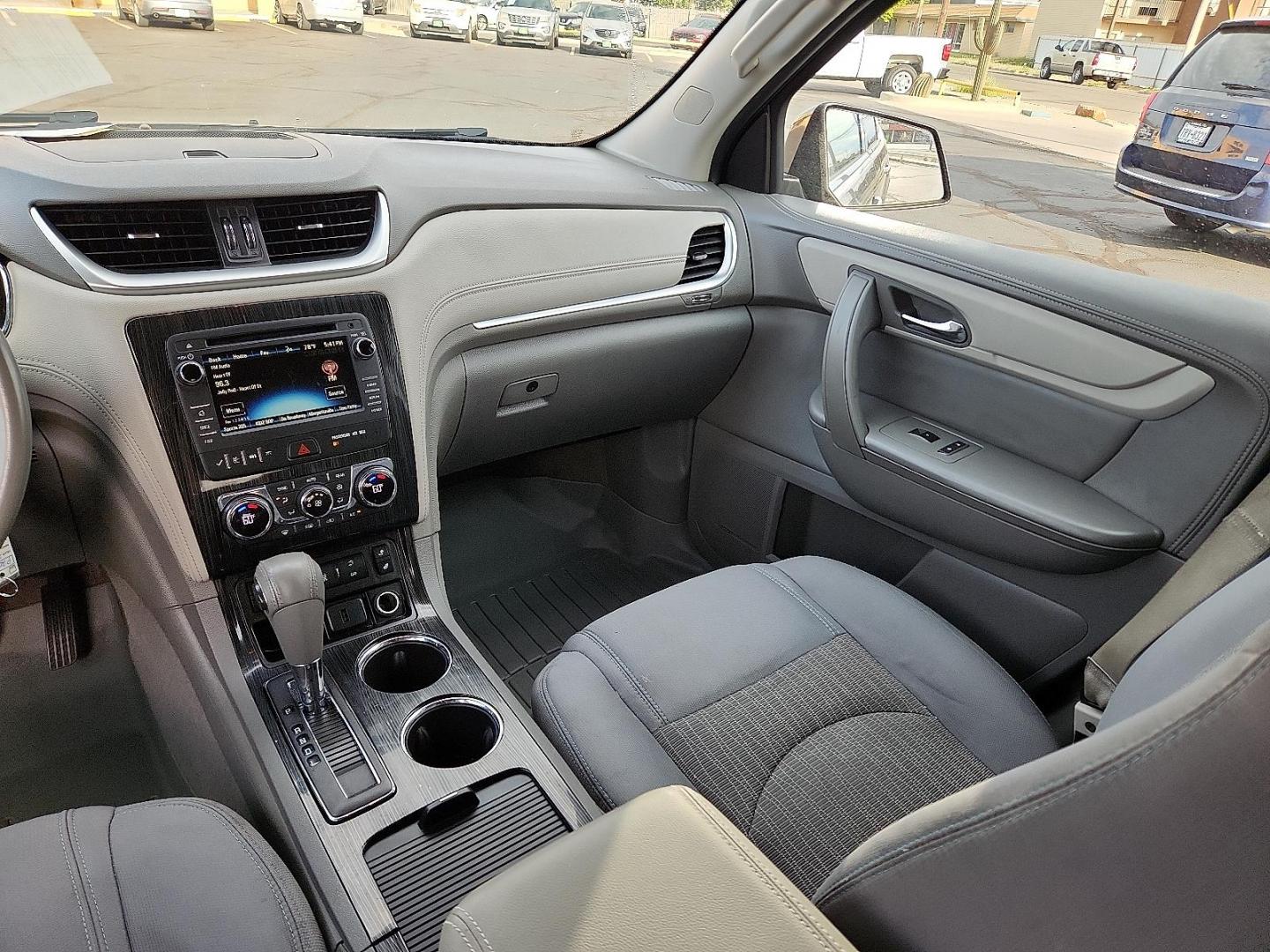 2016 GRAY Chevrolet Traverse 2LT (1GNKVHKD2GJ) with an 3.6L V-6 gasoline direct injection, DOHC, variable valve control, regular unleaded, engine with 281HP engine, located at 4711 Ave Q, Lubbock, TX, 79412, (806) 687-2362, 33.551304, -101.855293 - Photo#14