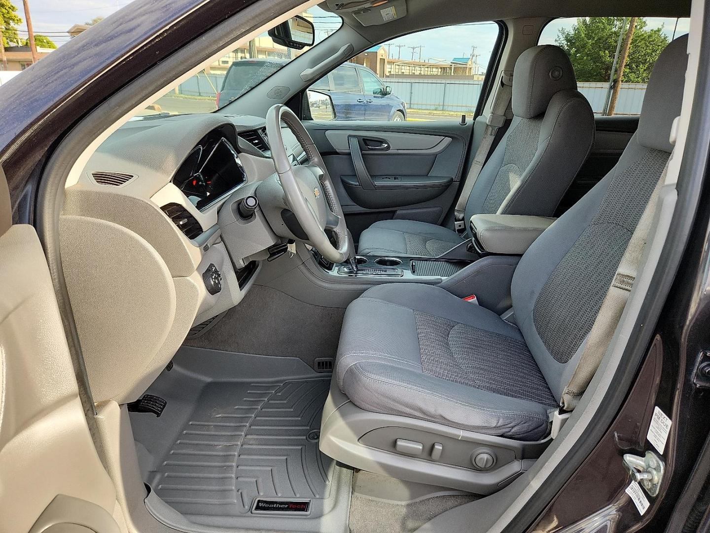 2016 GRAY Chevrolet Traverse 2LT (1GNKVHKD2GJ) with an 3.6L V-6 gasoline direct injection, DOHC, variable valve control, regular unleaded, engine with 281HP engine, located at 4711 Ave Q, Lubbock, TX, 79412, (806) 687-2362, 33.551304, -101.855293 - Photo#15