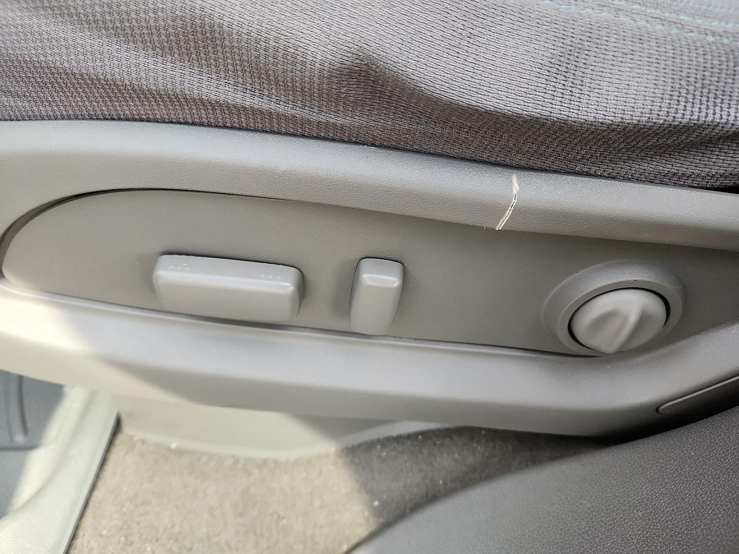 2016 GRAY Chevrolet Traverse 2LT (1GNKVHKD2GJ) with an 3.6L V-6 gasoline direct injection, DOHC, variable valve control, regular unleaded, engine with 281HP engine, located at 4711 Ave Q, Lubbock, TX, 79412, (806) 687-2362, 33.551304, -101.855293 - Photo#16