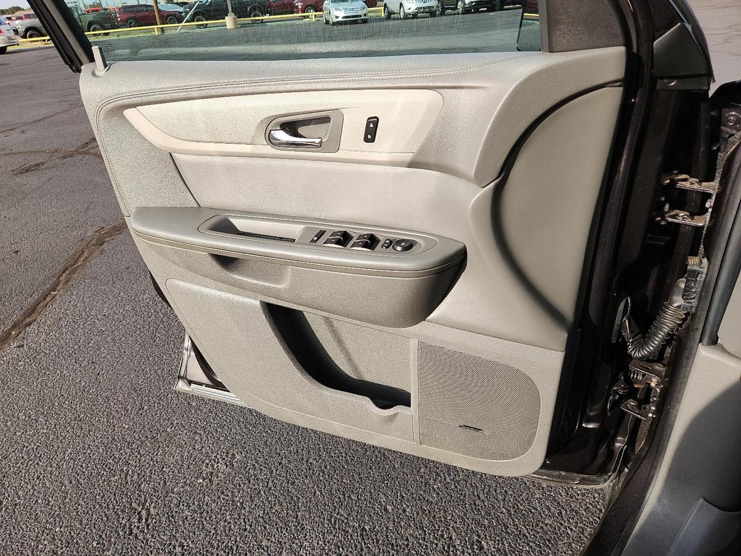 2016 GRAY Chevrolet Traverse 2LT (1GNKVHKD2GJ) with an 3.6L V-6 gasoline direct injection, DOHC, variable valve control, regular unleaded, engine with 281HP engine, located at 4711 Ave Q, Lubbock, TX, 79412, (806) 687-2362, 33.551304, -101.855293 - Photo#17