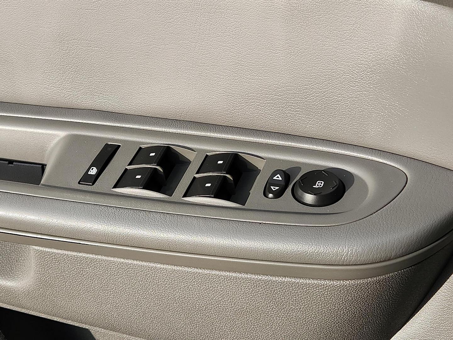 2016 GRAY Chevrolet Traverse 2LT (1GNKVHKD2GJ) with an 3.6L V-6 gasoline direct injection, DOHC, variable valve control, regular unleaded, engine with 281HP engine, located at 4711 Ave Q, Lubbock, TX, 79412, (806) 687-2362, 33.551304, -101.855293 - Photo#19