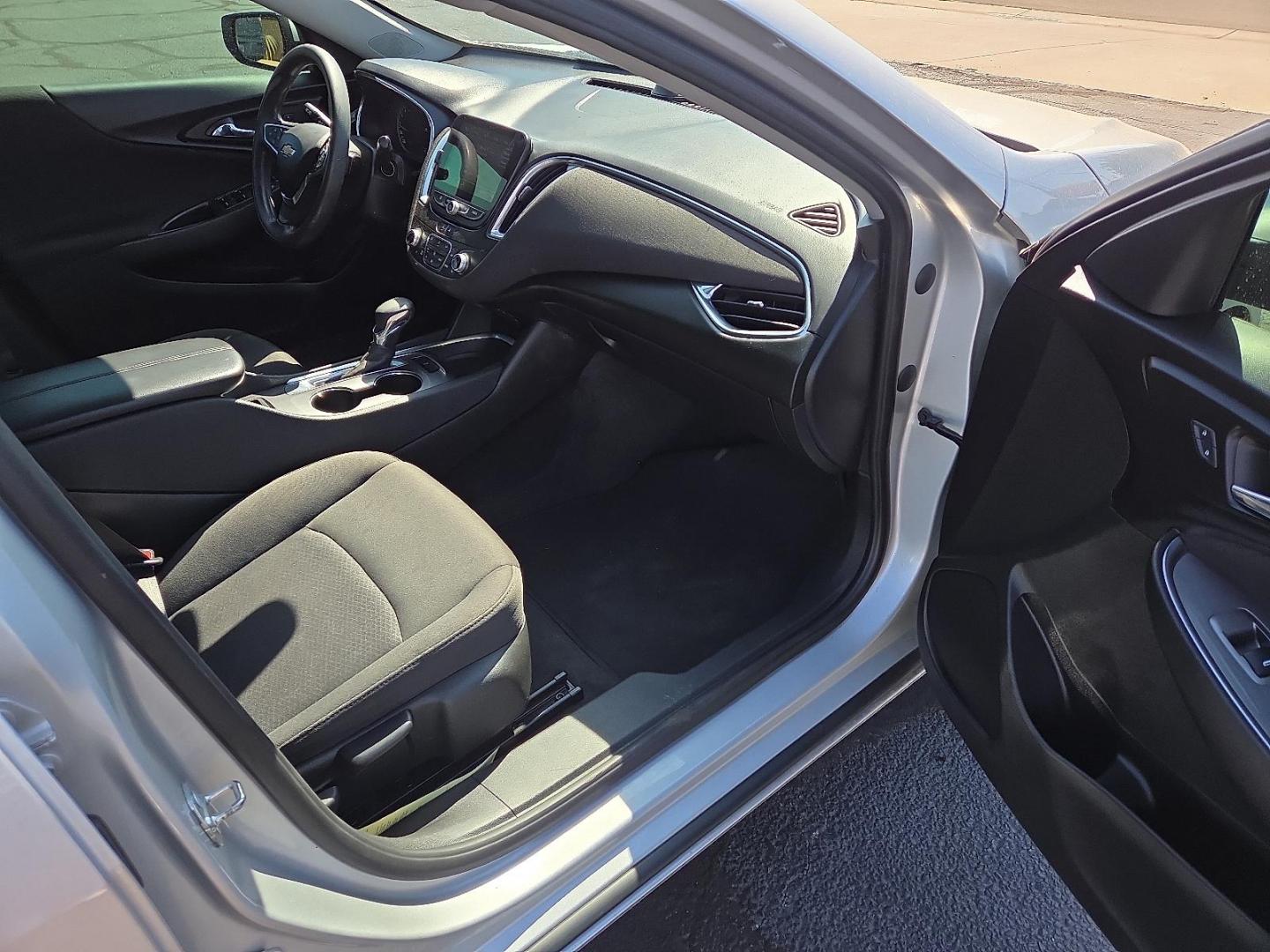 2021 Silver Ice Metallic - GAN /Jet Black - H1T Chevrolet Malibu FWD LT (1G1ZD5ST1MF) with an ECOTEC 1.5L I-4 gasoline direct injection, DOHC, VVT variable valve control, intercooled turbo, regular unleaded, engine with 160HP engine, located at 4711 Ave Q, Lubbock, TX, 79412, (806) 687-2362, 33.551304, -101.855293 - Photo#11