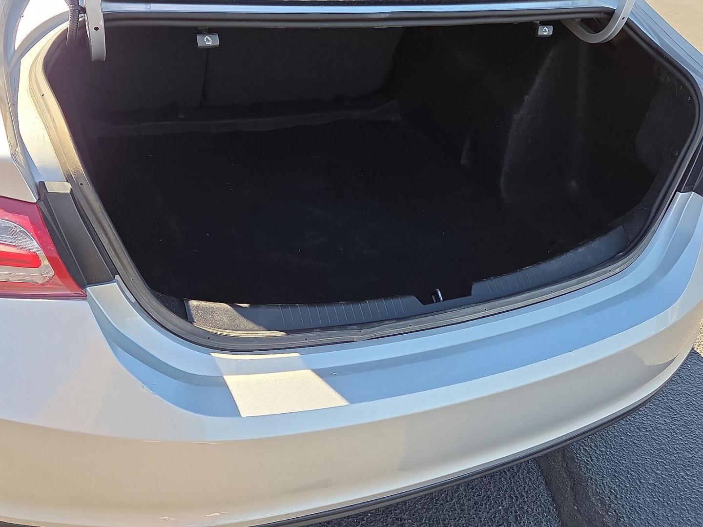 2021 Silver Ice Metallic - GAN /Jet Black - H1T Chevrolet Malibu FWD LT (1G1ZD5ST1MF) with an ECOTEC 1.5L I-4 gasoline direct injection, DOHC, VVT variable valve control, intercooled turbo, regular unleaded, engine with 160HP engine, located at 4711 Ave Q, Lubbock, TX, 79412, (806) 687-2362, 33.551304, -101.855293 - Photo#16