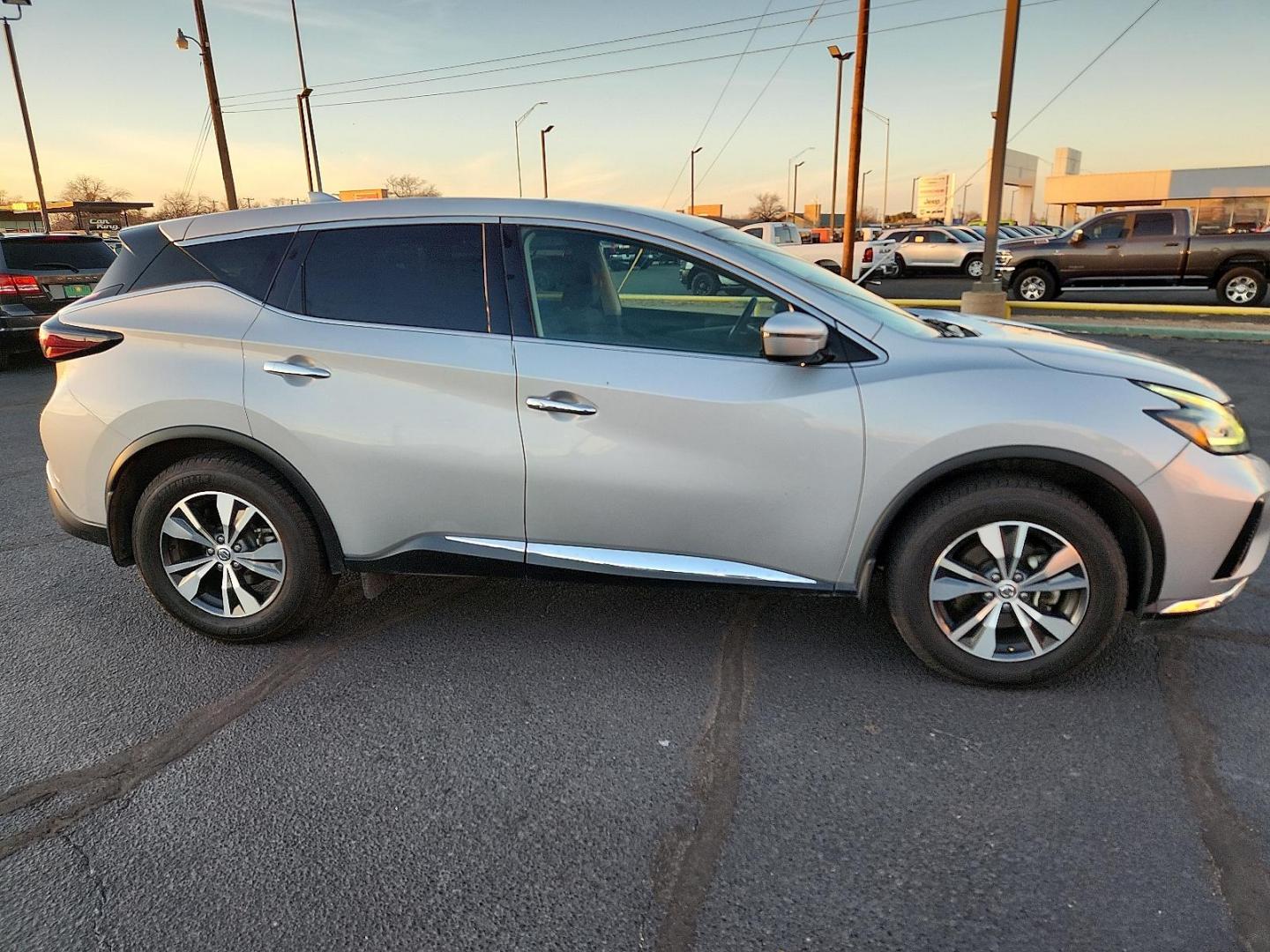 2020 SILVER Nissan Murano S Intelligent AWD (5N1AZ2AS7LN) with an 3.5L V-6 DOHC, variable valve control, regular unleaded, engine with 260HP engine, located at 4711 Ave Q, Lubbock, TX, 79412, (806) 687-2362, 33.551304, -101.855293 - Photo#4