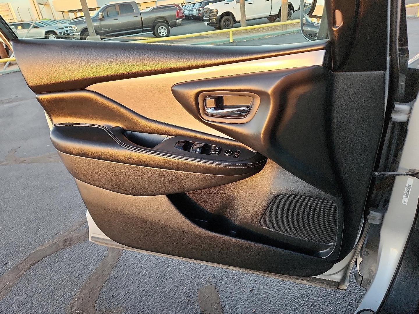 2020 SILVER Nissan Murano S Intelligent AWD (5N1AZ2AS7LN) with an 3.5L V-6 DOHC, variable valve control, regular unleaded, engine with 260HP engine, located at 4711 Ave Q, Lubbock, TX, 79412, (806) 687-2362, 33.551304, -101.855293 - Photo#12