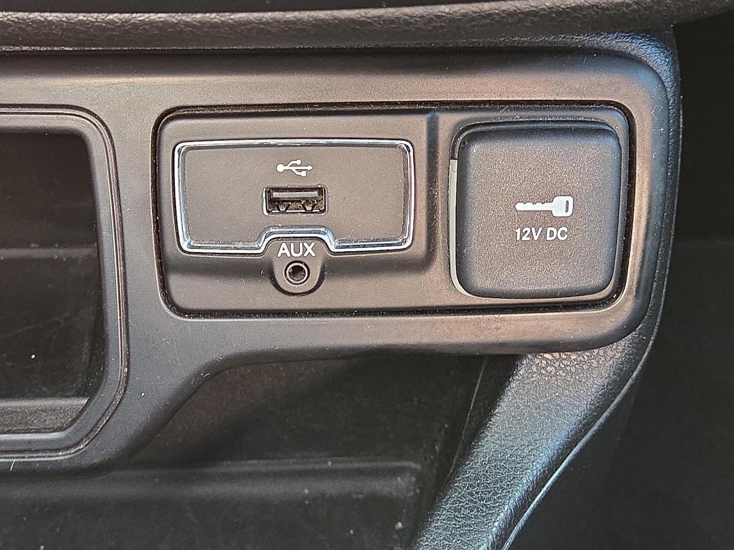 2018 Black /Black - X9 Jeep Renegade Latitude FWD (ZACCJABB9JP) with an Tigershark MultiAir 2.4L I-4 variable valve control, regular unleaded, engine with 180HP engine, located at 4711 Ave Q, Lubbock, TX, 79412, (806) 687-2362, 33.551304, -101.855293 - Photo#26