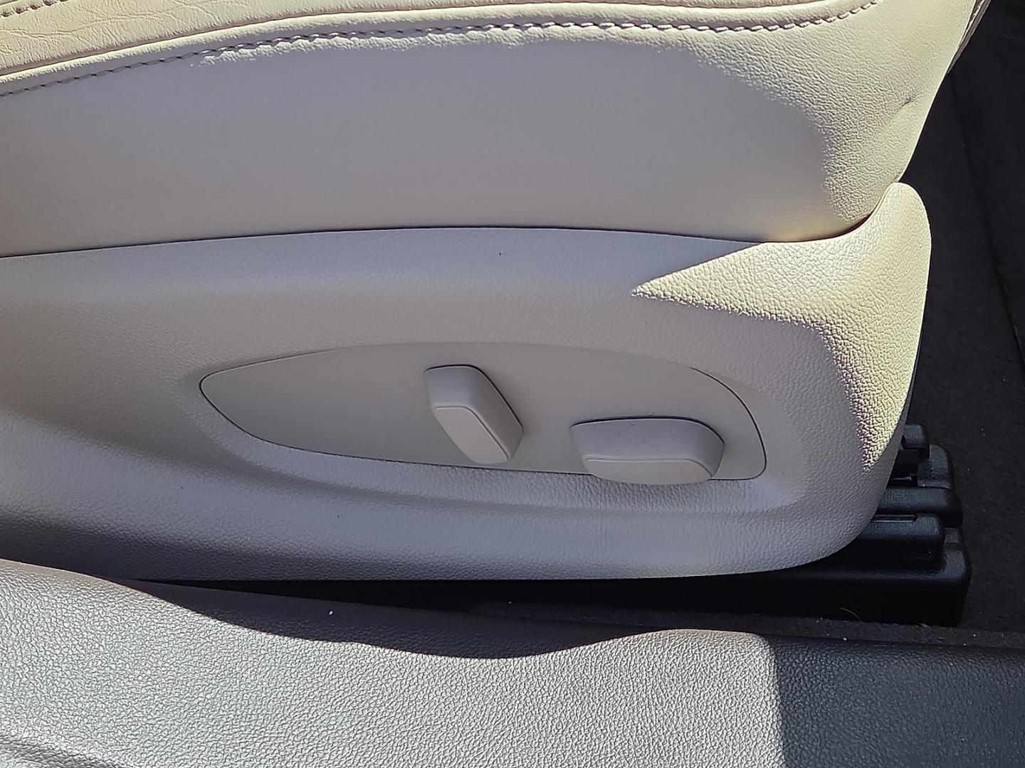 2015 White Frost Tricoat - G1W /Light Neutral/Cocoa Accents - H1V Buick LaCrosse Leather (1G4GB5G32FF) with an 3.6L V-6 gasoline direct injection, DOHC, variable valve control, regular unleaded, engine with 304HP engine, located at 4711 Ave Q, Lubbock, TX, 79412, (806) 687-2362, 33.551304, -101.855293 - Photo#11