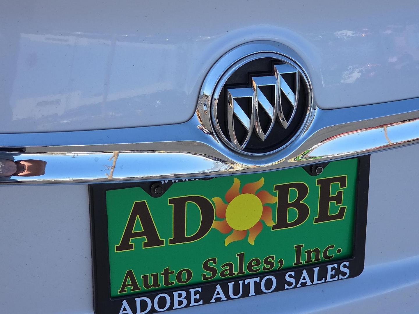 2015 White Frost Tricoat - G1W /Light Neutral/Cocoa Accents - H1V Buick LaCrosse Leather (1G4GB5G32FF) with an 3.6L V-6 gasoline direct injection, DOHC, variable valve control, regular unleaded, engine with 304HP engine, located at 4711 Ave Q, Lubbock, TX, 79412, (806) 687-2362, 33.551304, -101.855293 - Photo#15