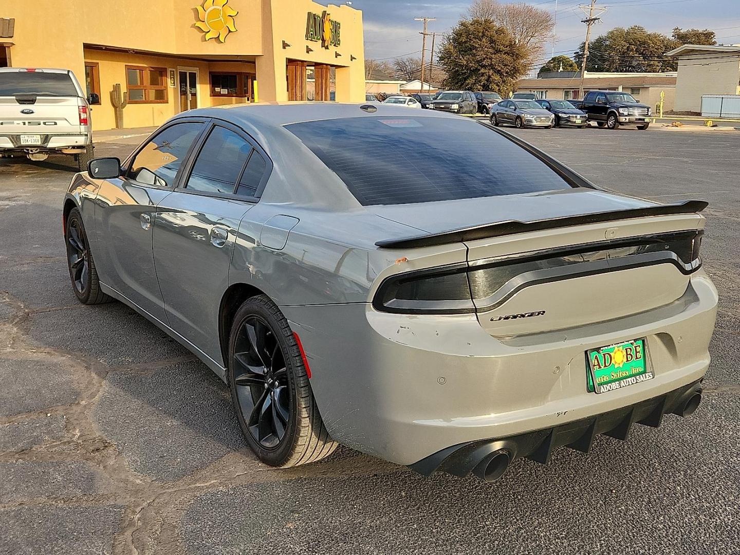 2018 GRAY Dodge Charger SXT RWD (2C3CDXBG3JH) with an Pentastar 3.6L V-6 DOHC, variable valve control, regular unleaded, engine with 292HP engine, located at 4711 Ave Q, Lubbock, TX, 79412, (806) 687-2362, 33.551304, -101.855293 - Photo#2