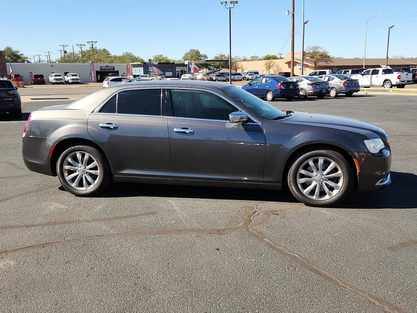 2017 GRAY Chrysler 300C AWD (2C3CCAKG6HH) with an Pentastar 3.6L V-6 DOHC, variable valve control, regular unleaded, engine with 292HP engine, located at 4711 Ave Q, Lubbock, TX, 79412, (806) 687-2362, 33.551304, -101.855293 - Photo#4
