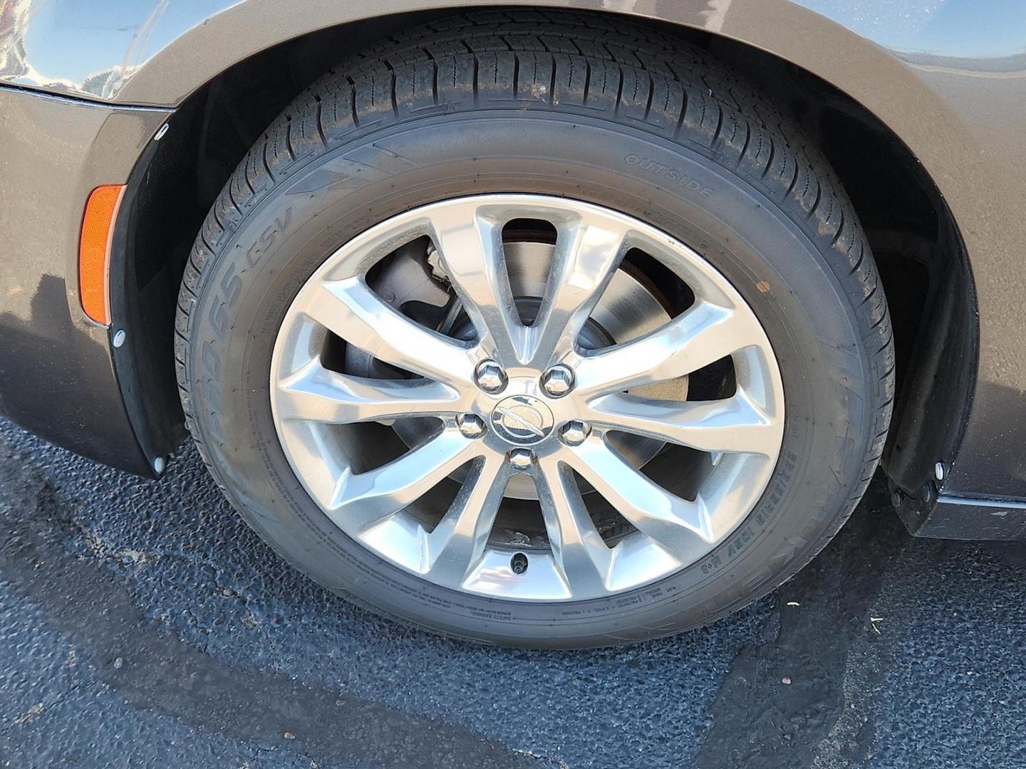 2017 GRAY Chrysler 300C AWD (2C3CCAKG6HH) with an Pentastar 3.6L V-6 DOHC, variable valve control, regular unleaded, engine with 292HP engine, located at 4711 Ave Q, Lubbock, TX, 79412, (806) 687-2362, 33.551304, -101.855293 - Photo#6