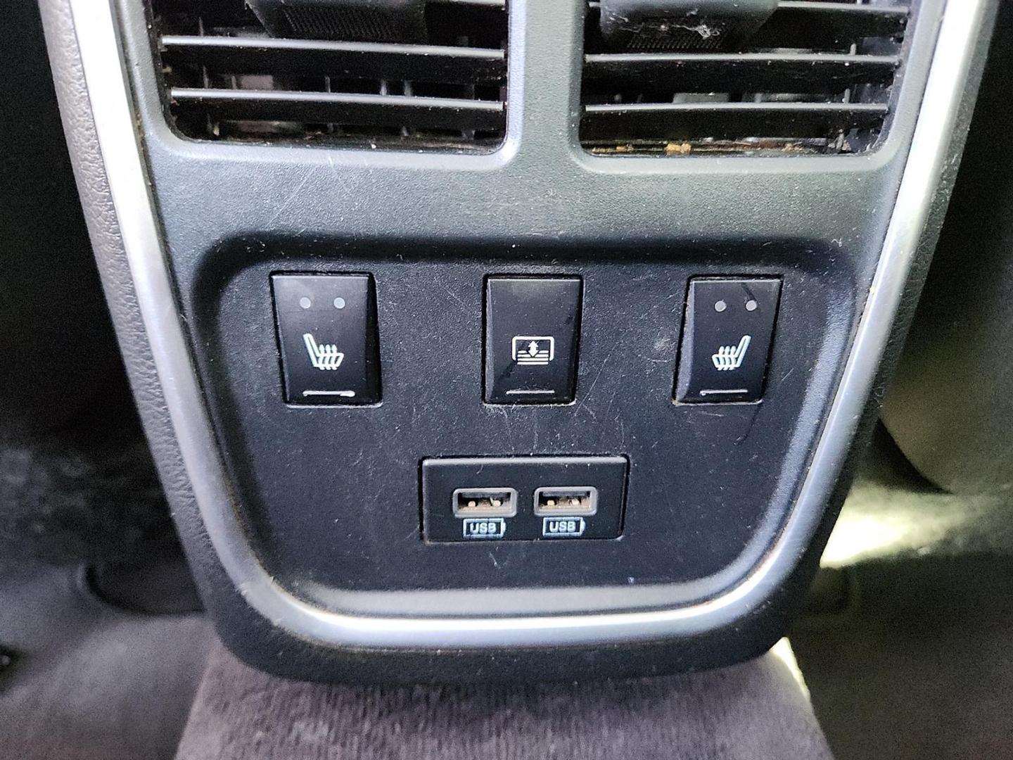 2017 GRAY Chrysler 300C AWD (2C3CCAKG6HH) with an Pentastar 3.6L V-6 DOHC, variable valve control, regular unleaded, engine with 292HP engine, located at 4711 Ave Q, Lubbock, TX, 79412, (806) 687-2362, 33.551304, -101.855293 - Photo#9