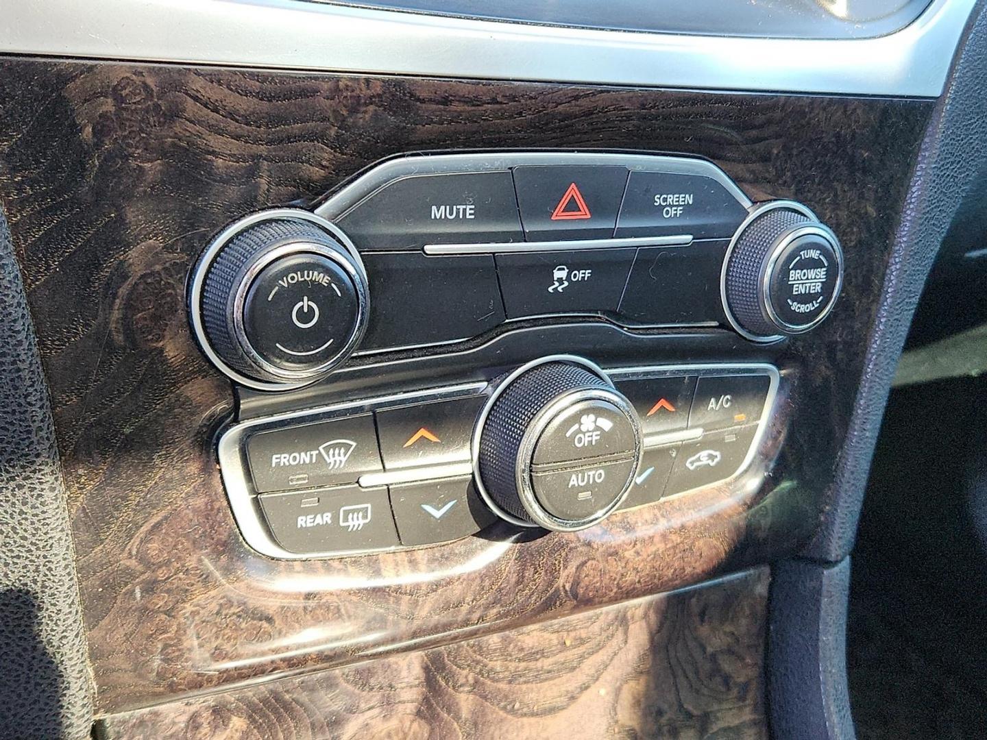 2017 GRAY Chrysler 300C AWD (2C3CCAKG6HH) with an Pentastar 3.6L V-6 DOHC, variable valve control, regular unleaded, engine with 292HP engine, located at 4711 Ave Q, Lubbock, TX, 79412, (806) 687-2362, 33.551304, -101.855293 - Photo#18