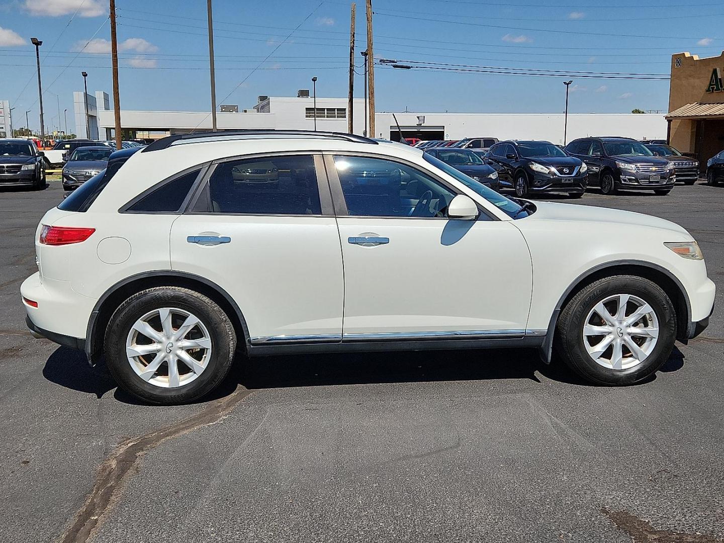 2006 WHITE INFINITI FX35 (JNRAS08U56X) with an VQ 3.5L V-6 DOHC, variable valve control, premium unleaded, engine with 280HP engine, located at 4711 Ave Q, Lubbock, TX, 79412, (806) 687-2362, 33.551304, -101.855293 - Photo#4