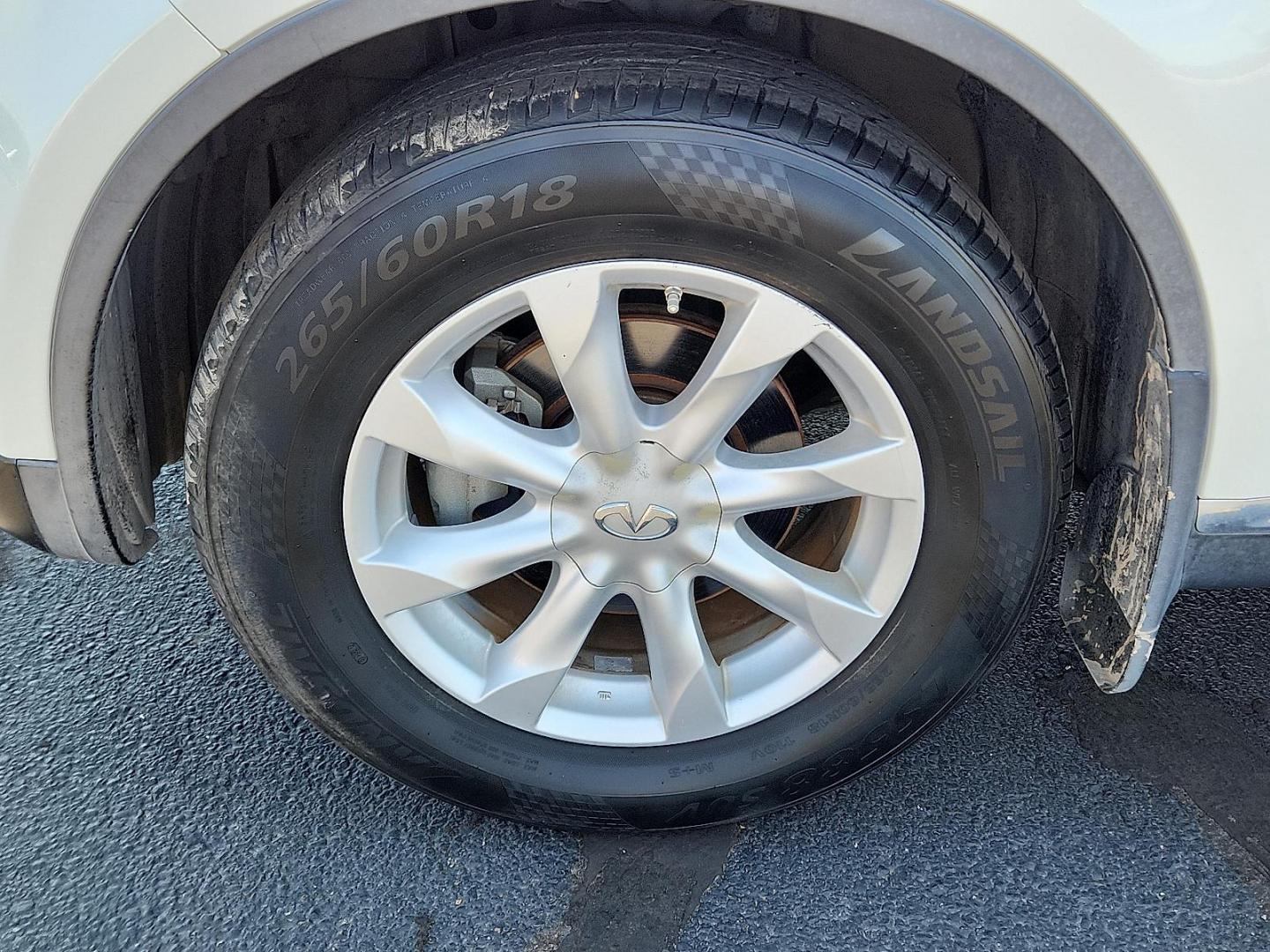 2006 WHITE INFINITI FX35 (JNRAS08U56X) with an VQ 3.5L V-6 DOHC, variable valve control, premium unleaded, engine with 280HP engine, located at 4711 Ave Q, Lubbock, TX, 79412, (806) 687-2362, 33.551304, -101.855293 - Photo#6
