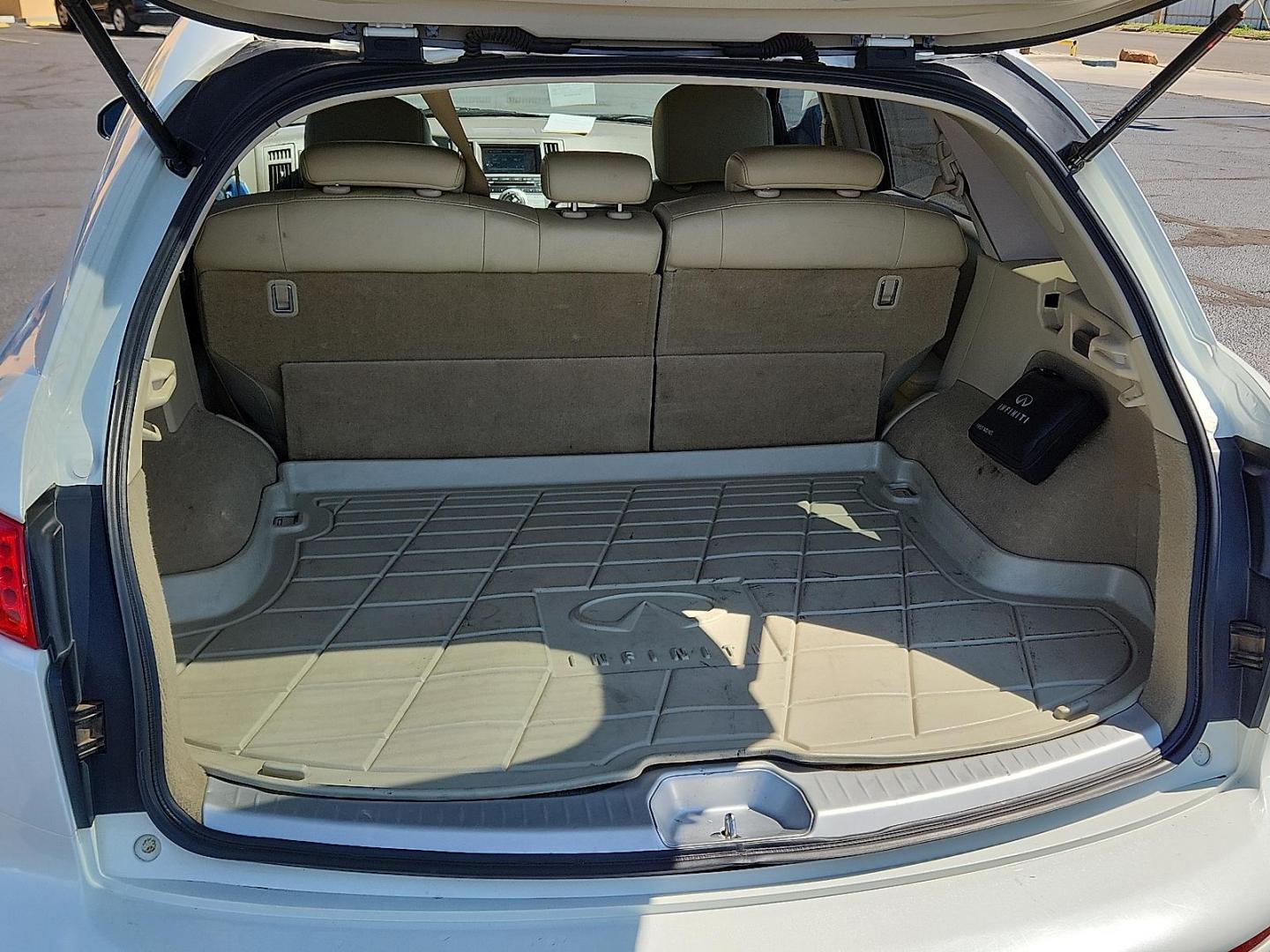 2006 WHITE INFINITI FX35 (JNRAS08U56X) with an VQ 3.5L V-6 DOHC, variable valve control, premium unleaded, engine with 280HP engine, located at 4711 Ave Q, Lubbock, TX, 79412, (806) 687-2362, 33.551304, -101.855293 - Photo#7