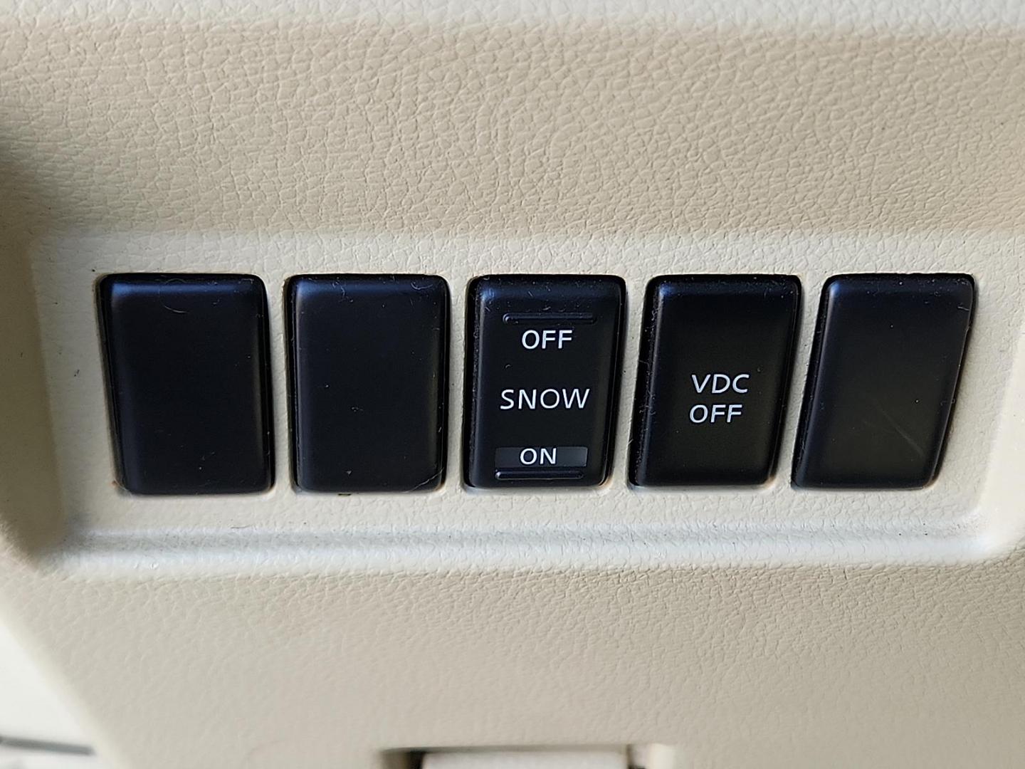 2006 WHITE INFINITI FX35 (JNRAS08U56X) with an VQ 3.5L V-6 DOHC, variable valve control, premium unleaded, engine with 280HP engine, located at 4711 Ave Q, Lubbock, TX, 79412, (806) 687-2362, 33.551304, -101.855293 - Photo#22