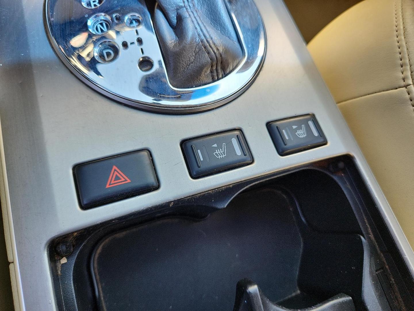 2006 WHITE INFINITI FX35 (JNRAS08U56X) with an VQ 3.5L V-6 DOHC, variable valve control, premium unleaded, engine with 280HP engine, located at 4711 Ave Q, Lubbock, TX, 79412, (806) 687-2362, 33.551304, -101.855293 - Photo#25