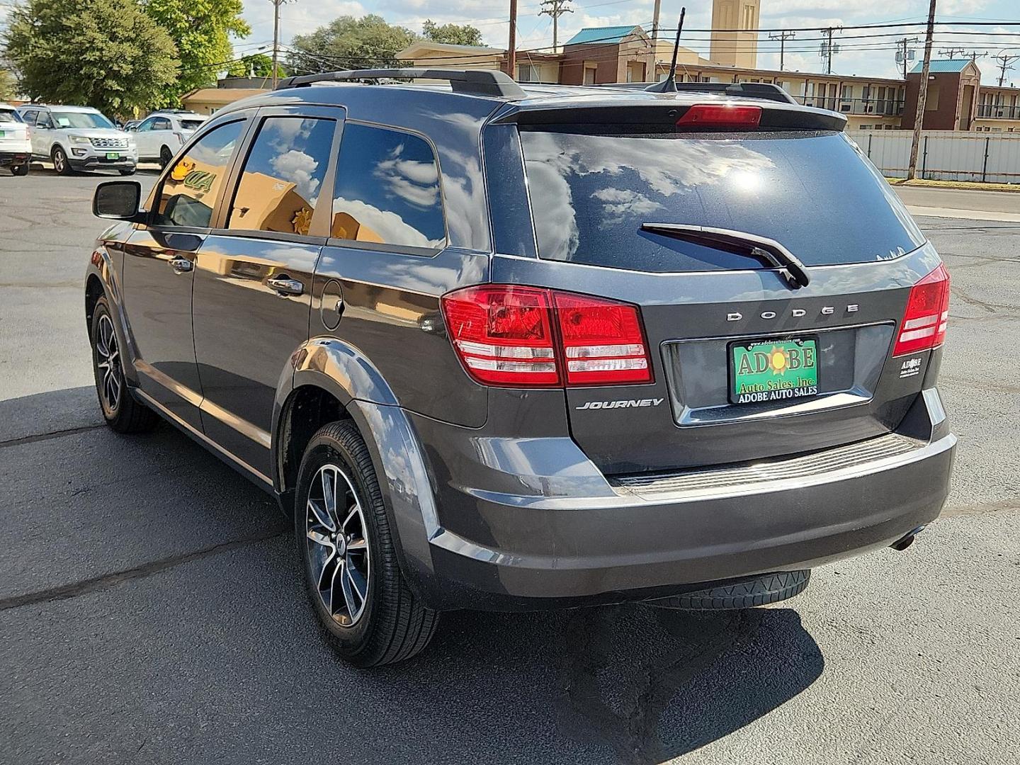 2018 GRAY Dodge Journey SE (3C4PDCAB0JT) with an Tigershark MultiAir 2.4L I-4 DOHC, variable valve control, regular unleaded, engine with 173HP engine, located at 4711 Ave Q, Lubbock, TX, 79412, (806) 687-2362, 33.551304, -101.855293 - Photo#2
