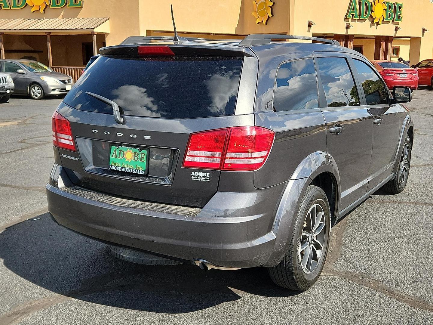 2018 GRAY Dodge Journey SE (3C4PDCAB0JT) with an Tigershark MultiAir 2.4L I-4 DOHC, variable valve control, regular unleaded, engine with 173HP engine, located at 4711 Ave Q, Lubbock, TX, 79412, (806) 687-2362, 33.551304, -101.855293 - Photo#3