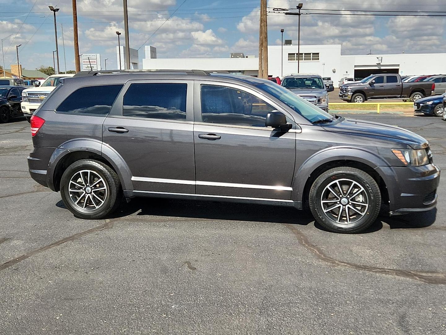2018 GRAY Dodge Journey SE (3C4PDCAB0JT) with an Tigershark MultiAir 2.4L I-4 DOHC, variable valve control, regular unleaded, engine with 173HP engine, located at 4711 Ave Q, Lubbock, TX, 79412, (806) 687-2362, 33.551304, -101.855293 - Photo#4