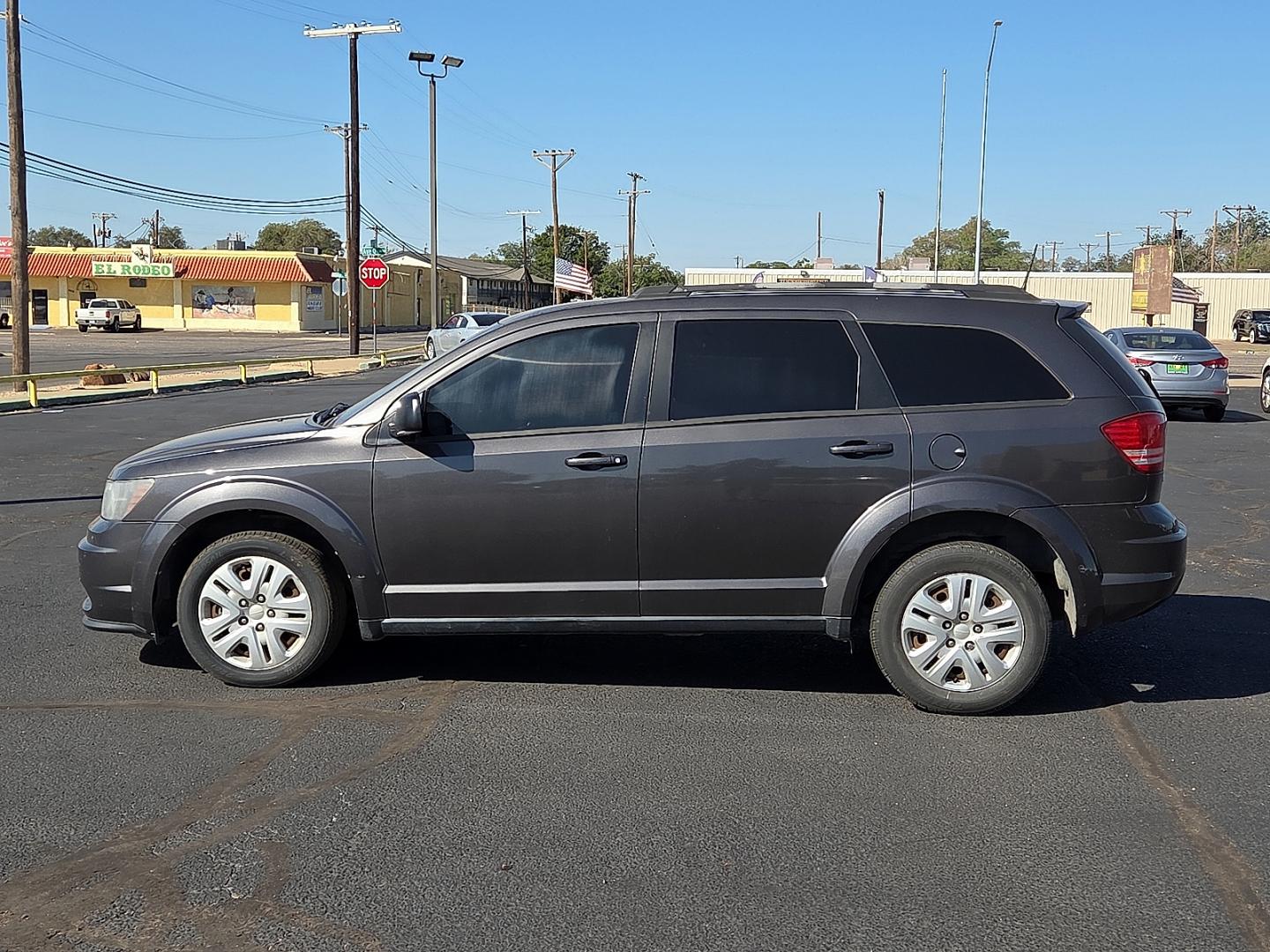2018 Granite Pearlcoat - PAU /Black - X9 Dodge Journey SE (3C4PDCAB0JT) with an Tigershark MultiAir 2.4L I-4 DOHC, variable valve control, regular gasoline, engine with 173HP engine, located at 4711 Ave Q, Lubbock, TX, 79412, (806) 687-2362, 33.551304, -101.855293- Photo#1