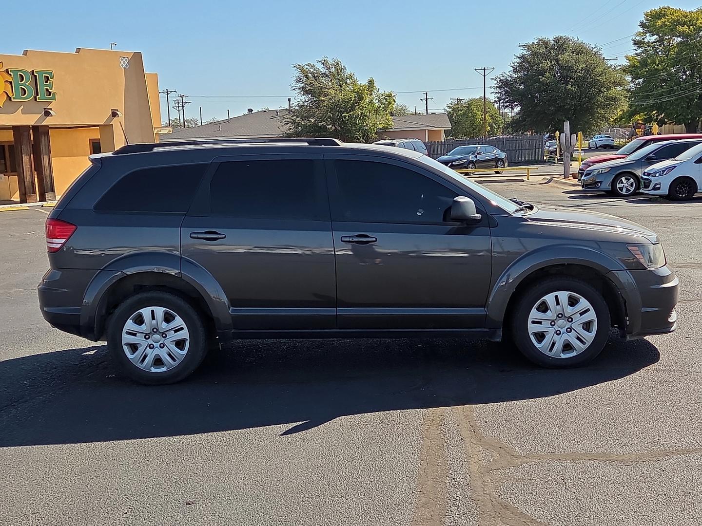 2018 Granite Pearlcoat - PAU /Black - X9 Dodge Journey SE (3C4PDCAB0JT) with an Tigershark MultiAir 2.4L I-4 DOHC, variable valve control, regular gasoline, engine with 173HP engine, located at 4711 Ave Q, Lubbock, TX, 79412, (806) 687-2362, 33.551304, -101.855293- Photo#5
