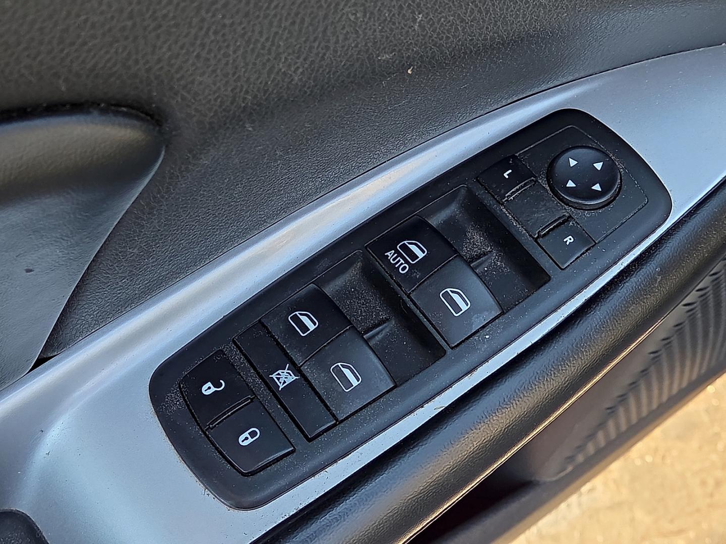 2018 Granite Pearlcoat - PAU /Black - X9 Dodge Journey SE (3C4PDCAB0JT) with an Tigershark MultiAir 2.4L I-4 DOHC, variable valve control, regular gasoline, engine with 173HP engine, located at 4711 Ave Q, Lubbock, TX, 79412, (806) 687-2362, 33.551304, -101.855293- Photo#19
