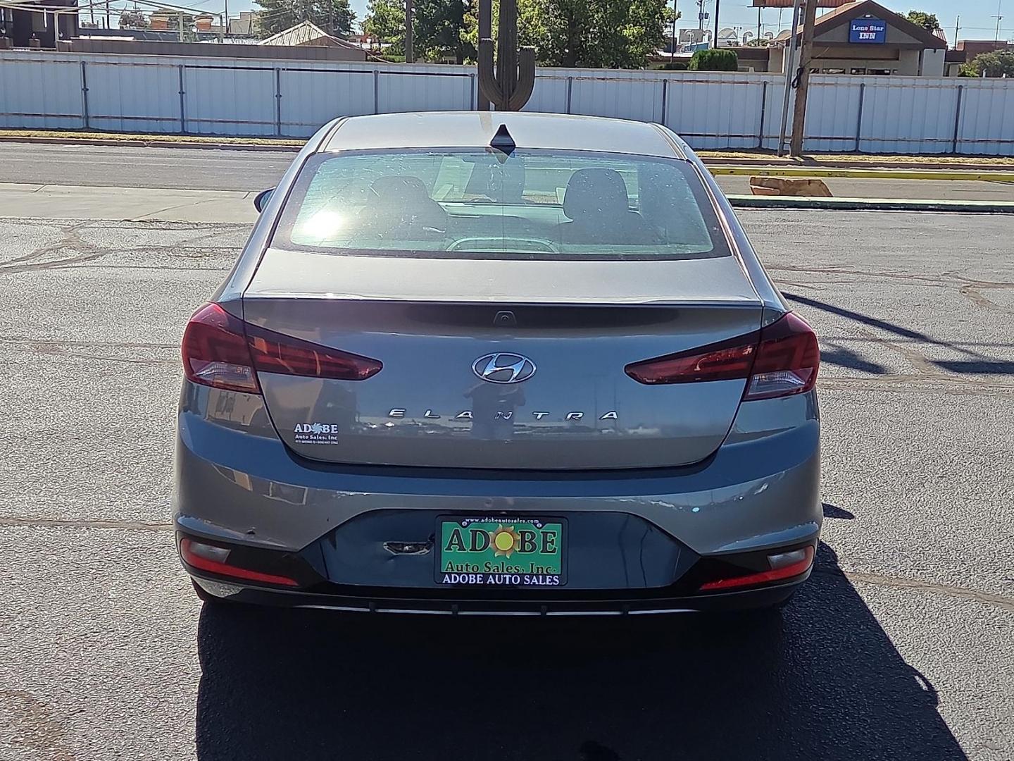 2020 Machine Gray - 2C /Black - C1 Hyundai Elantra SEL (5NPD84LF5LH) with an Nu 2L I-4 DOHC, D-CVVT variable valve control, regular unleaded, engine with 147HP engine, located at 4711 Ave Q, Lubbock, TX, 79412, (806) 687-2362, 33.551304, -101.855293 - Photo#3