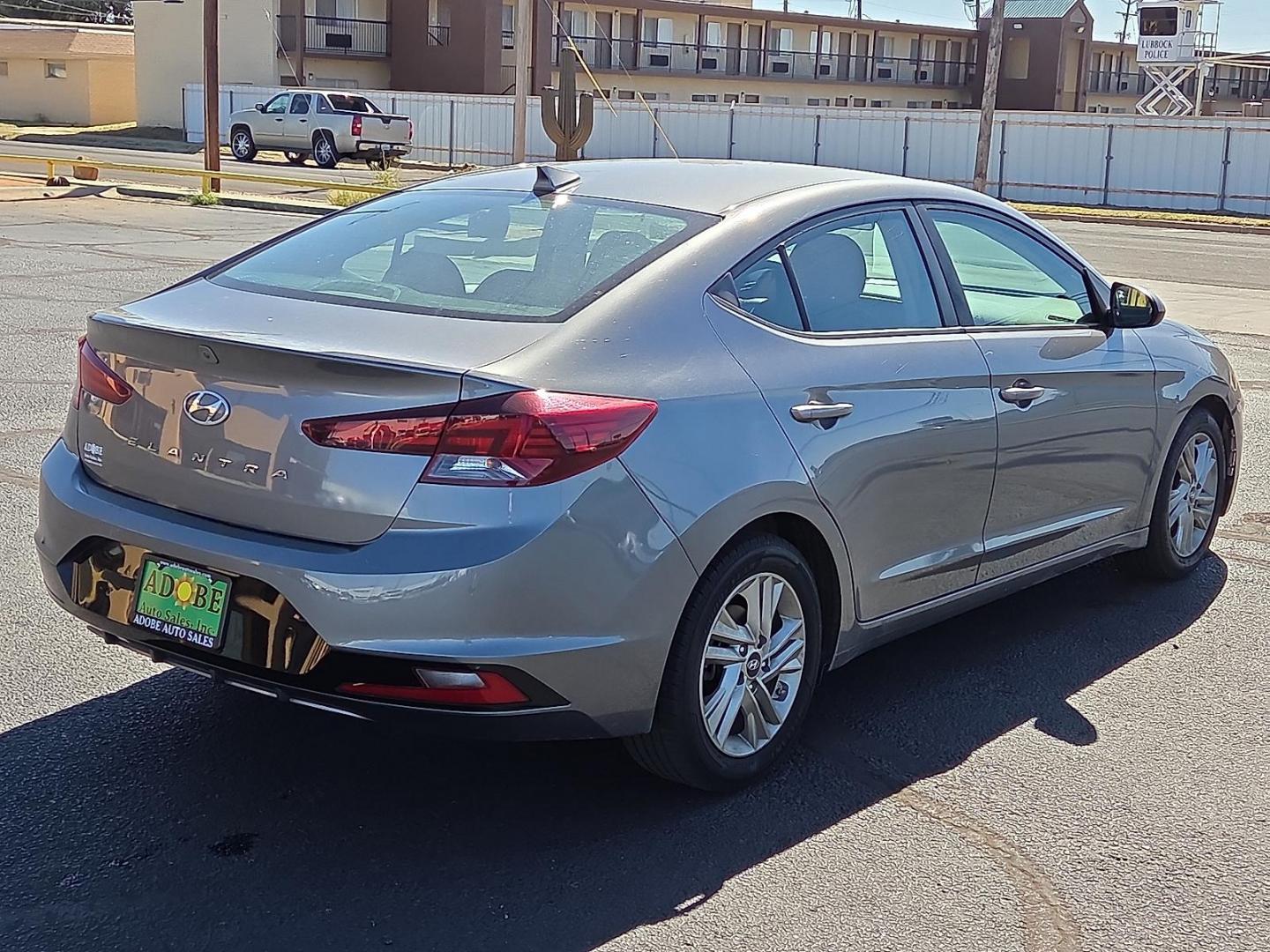 2020 Machine Gray - 2C /Black - C1 Hyundai Elantra SEL (5NPD84LF5LH) with an Nu 2L I-4 DOHC, D-CVVT variable valve control, regular unleaded, engine with 147HP engine, located at 4711 Ave Q, Lubbock, TX, 79412, (806) 687-2362, 33.551304, -101.855293 - Photo#4