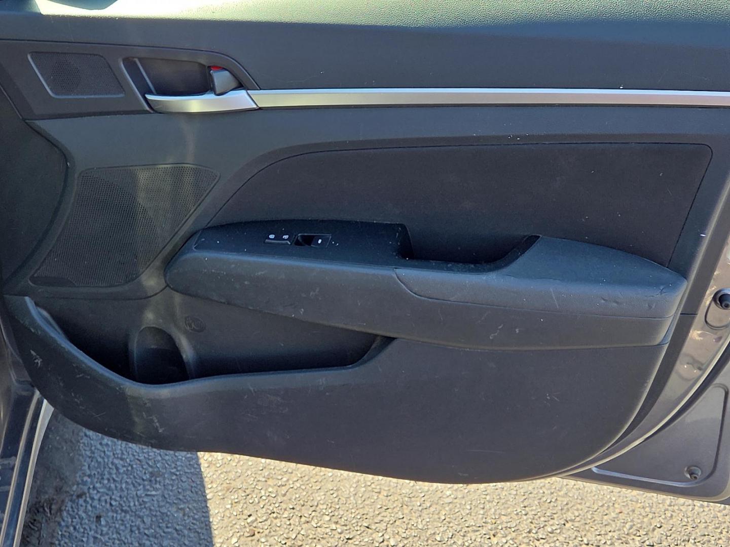 2020 Machine Gray - 2C /Black - C1 Hyundai Elantra SEL (5NPD84LF5LH) with an Nu 2L I-4 DOHC, D-CVVT variable valve control, regular unleaded, engine with 147HP engine, located at 4711 Ave Q, Lubbock, TX, 79412, (806) 687-2362, 33.551304, -101.855293 - Photo#9