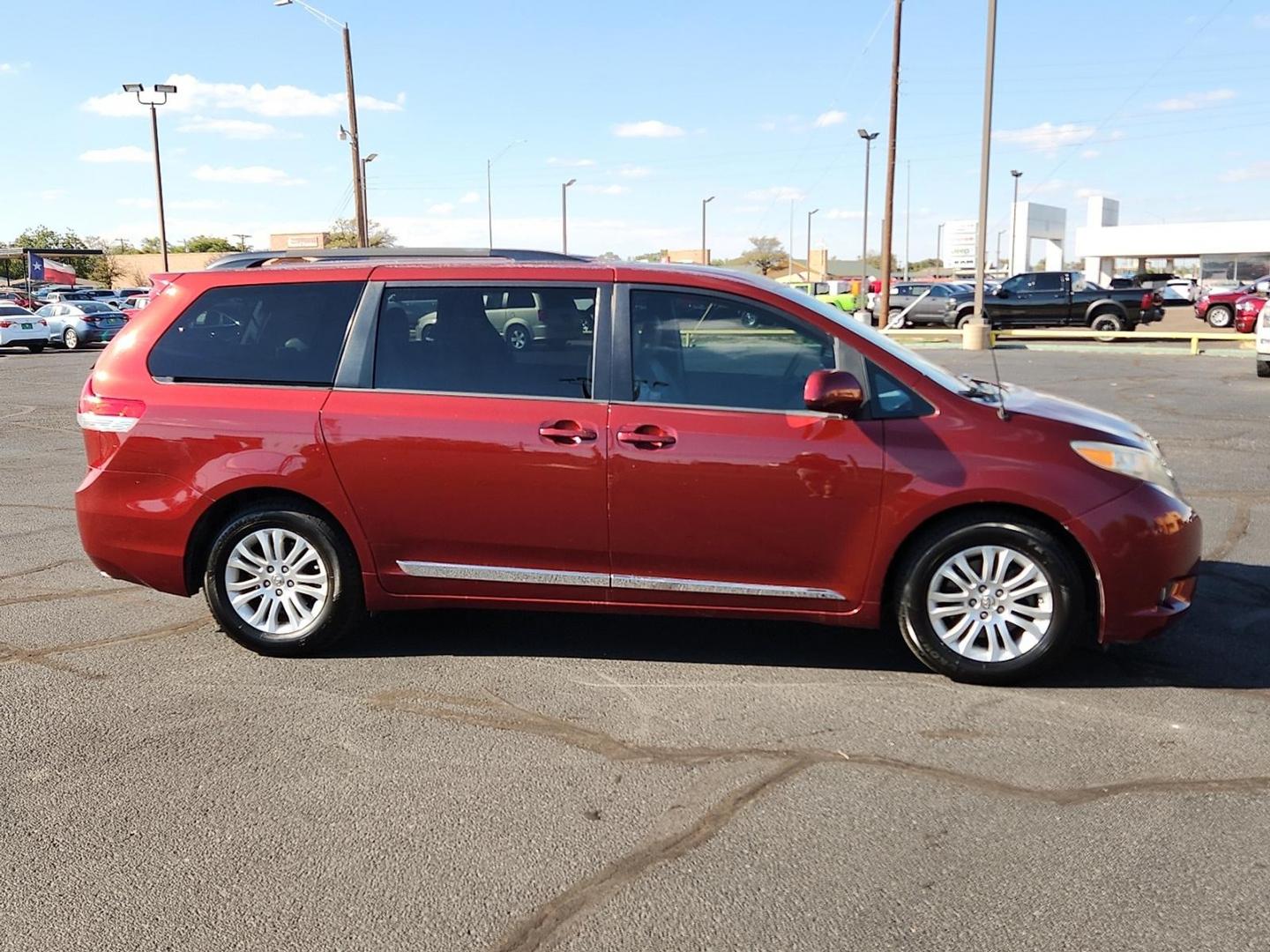 2013 MAROON Toyota Sienna XLE V6 8 Passenger (5TDYK3DC0DS) with an 3.5L V-6 DOHC, variable valve control, regular unleaded, engine with 266HP engine, located at 4711 Ave Q, Lubbock, TX, 79412, (806) 687-2362, 33.551304, -101.855293 - Photo#4