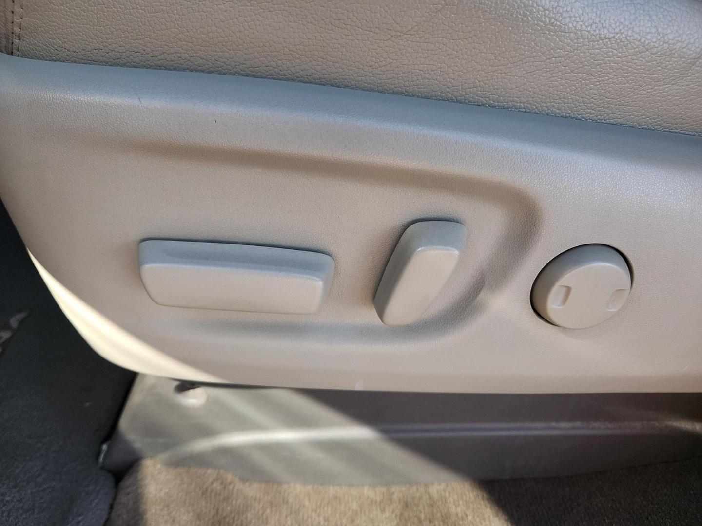 2013 MAROON Toyota Sienna XLE V6 8 Passenger (5TDYK3DC0DS) with an 3.5L V-6 DOHC, variable valve control, regular unleaded, engine with 266HP engine, located at 4711 Ave Q, Lubbock, TX, 79412, (806) 687-2362, 33.551304, -101.855293 - Photo#14