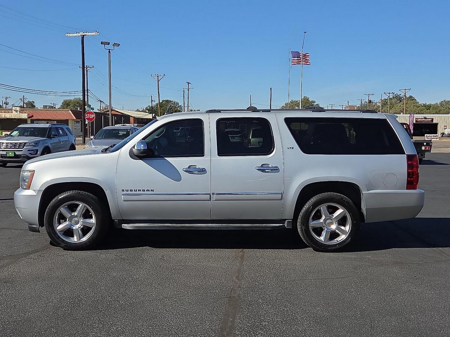 2014 Silver Ice Metallic - GAN /Ebony - 196 Chevrolet Suburban 1500 LTZ (1GNSCKE03ER) with an Vortec 5.3L V-8 variable valve control, regular unleaded, engine with cylinder deactivation and 320HP engine, located at 4711 Ave Q, Lubbock, TX, 79412, (806) 687-2362, 33.551304, -101.855293 - Photo#1
