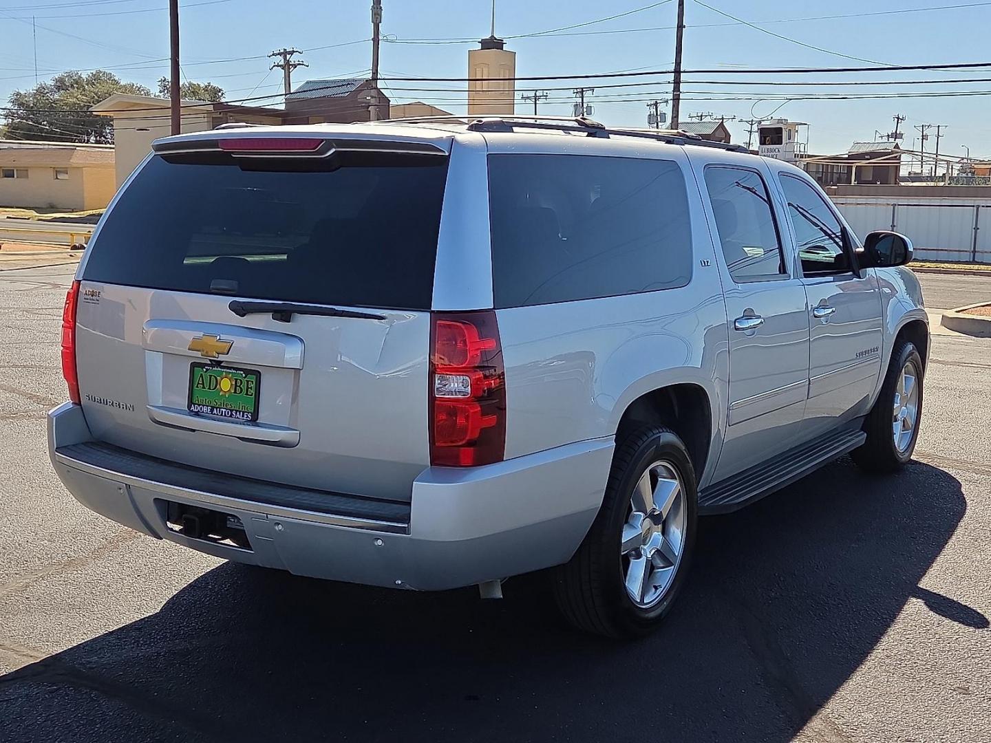 2014 Silver Ice Metallic - GAN /Ebony - 196 Chevrolet Suburban 1500 LTZ (1GNSCKE03ER) with an Vortec 5.3L V-8 variable valve control, regular unleaded, engine with cylinder deactivation and 320HP engine, located at 4711 Ave Q, Lubbock, TX, 79412, (806) 687-2362, 33.551304, -101.855293 - Photo#4