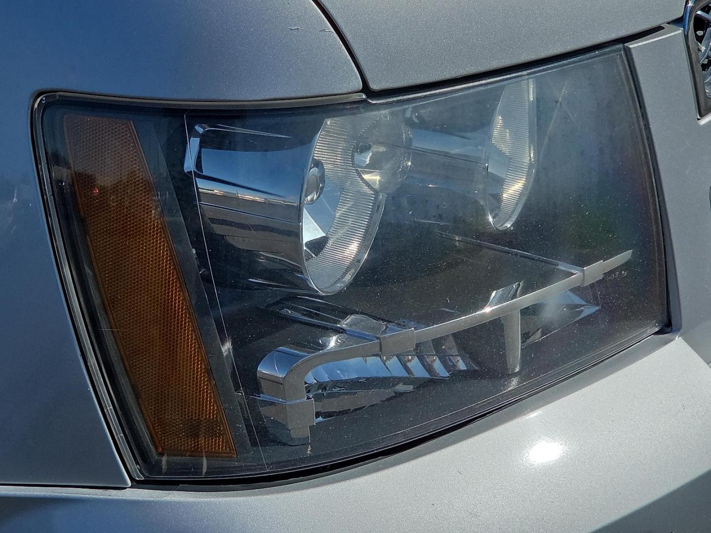 2014 Silver Ice Metallic - GAN /Ebony - 196 Chevrolet Suburban 1500 LTZ (1GNSCKE03ER) with an Vortec 5.3L V-8 variable valve control, regular unleaded, engine with cylinder deactivation and 320HP engine, located at 4711 Ave Q, Lubbock, TX, 79412, (806) 687-2362, 33.551304, -101.855293 - Photo#8