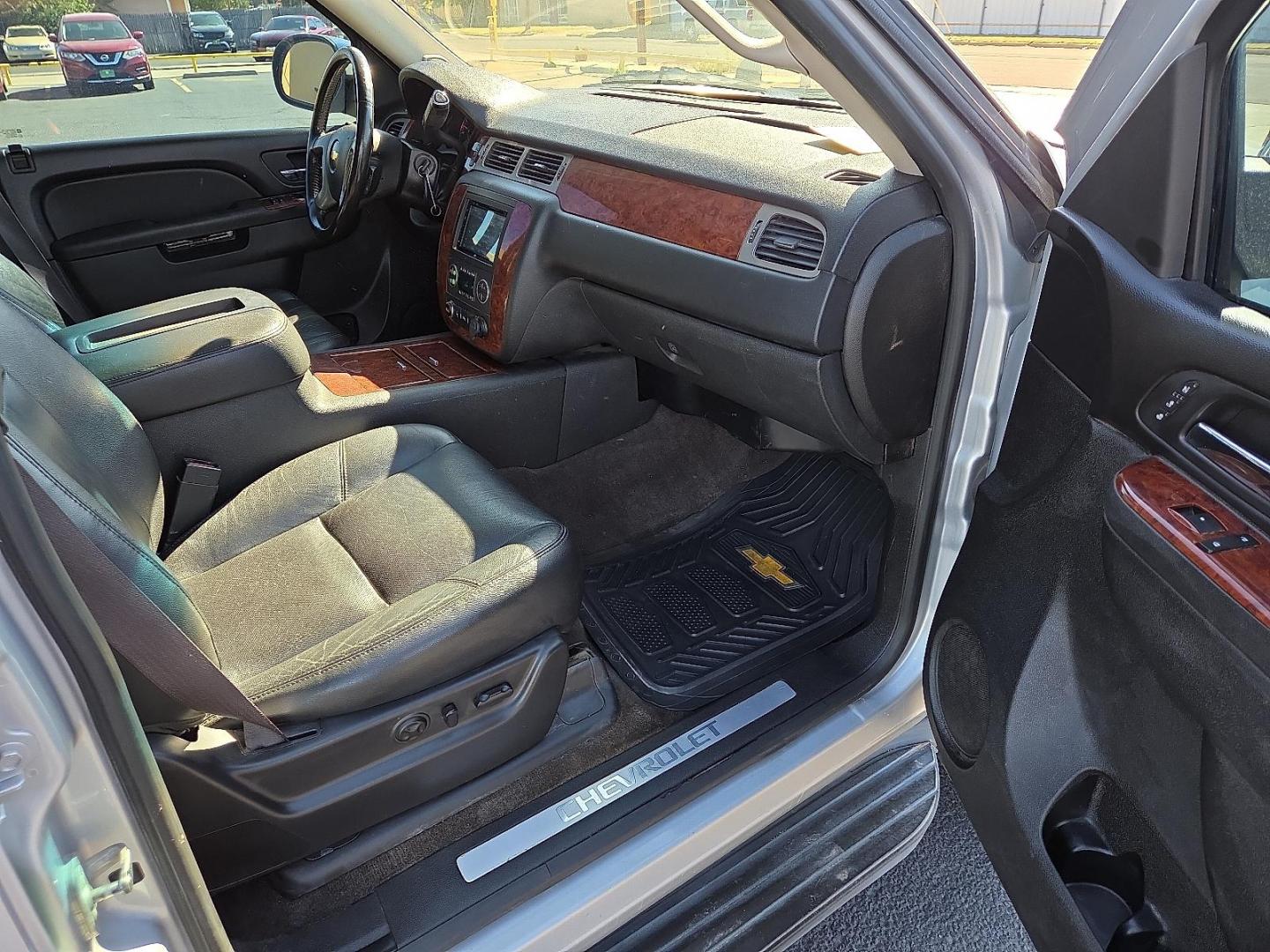 2014 Silver Ice Metallic - GAN /Ebony - 196 Chevrolet Suburban 1500 LTZ (1GNSCKE03ER) with an Vortec 5.3L V-8 variable valve control, regular unleaded, engine with cylinder deactivation and 320HP engine, located at 4711 Ave Q, Lubbock, TX, 79412, (806) 687-2362, 33.551304, -101.855293 - Photo#10