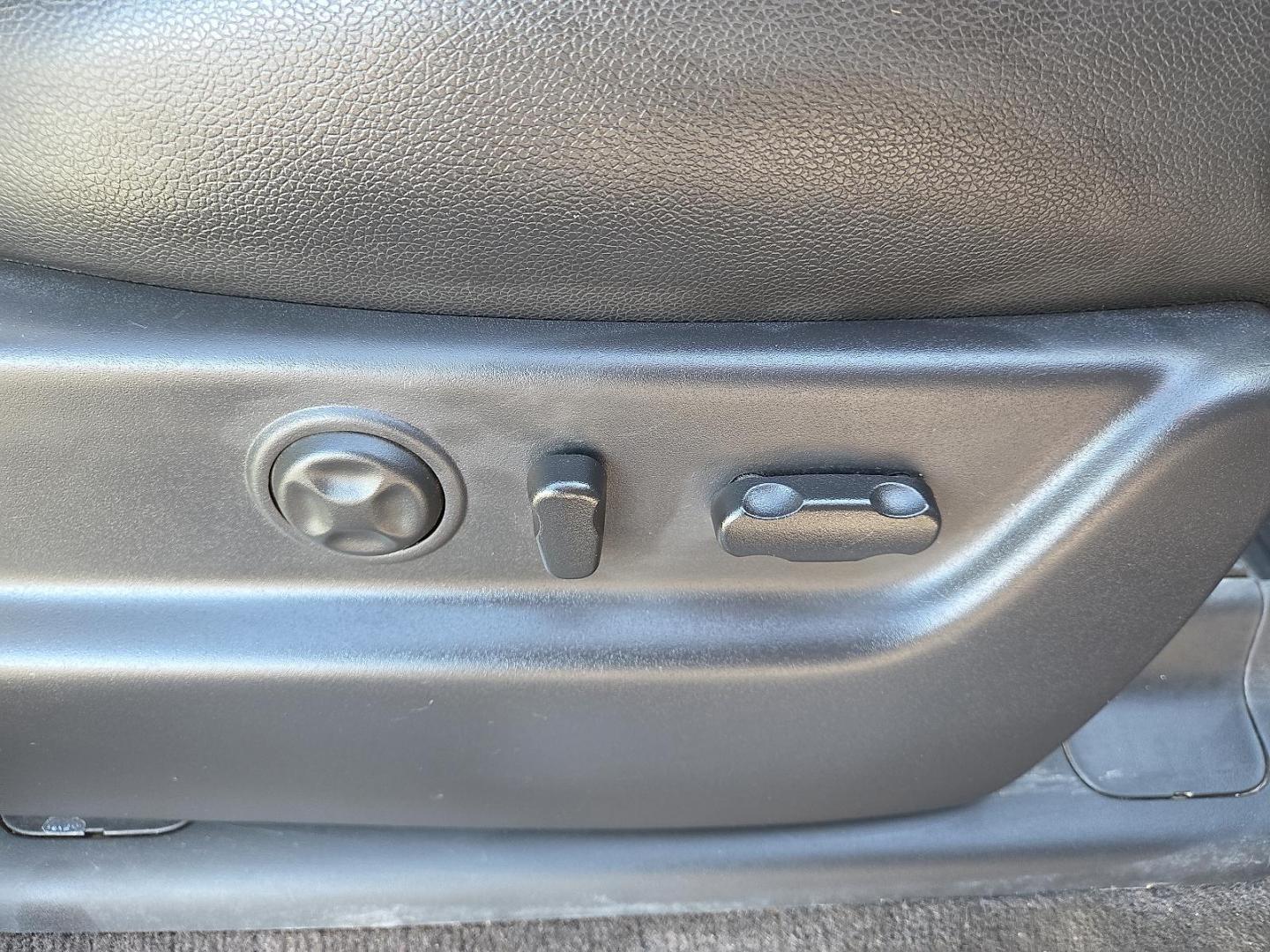 2014 Silver Ice Metallic - GAN /Ebony - 196 Chevrolet Suburban 1500 LTZ (1GNSCKE03ER) with an Vortec 5.3L V-8 variable valve control, regular unleaded, engine with cylinder deactivation and 320HP engine, located at 4711 Ave Q, Lubbock, TX, 79412, (806) 687-2362, 33.551304, -101.855293 - Photo#12