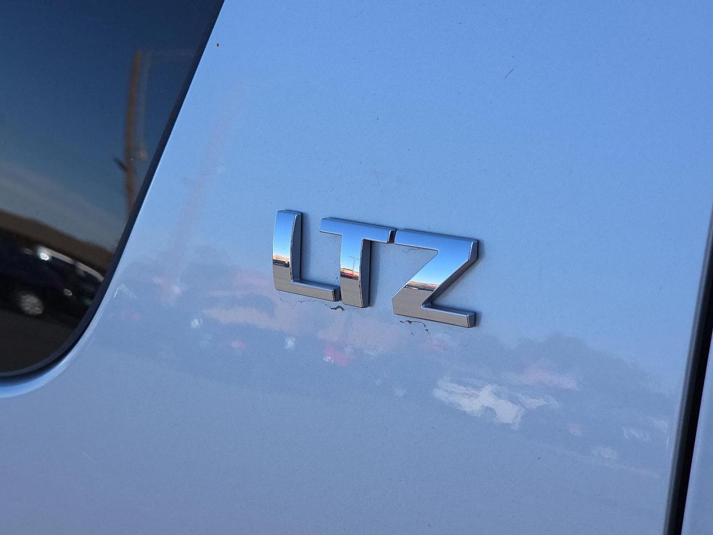 2014 Silver Ice Metallic - GAN /Ebony - 196 Chevrolet Suburban 1500 LTZ (1GNSCKE03ER) with an Vortec 5.3L V-8 variable valve control, regular unleaded, engine with cylinder deactivation and 320HP engine, located at 4711 Ave Q, Lubbock, TX, 79412, (806) 687-2362, 33.551304, -101.855293 - Photo#14