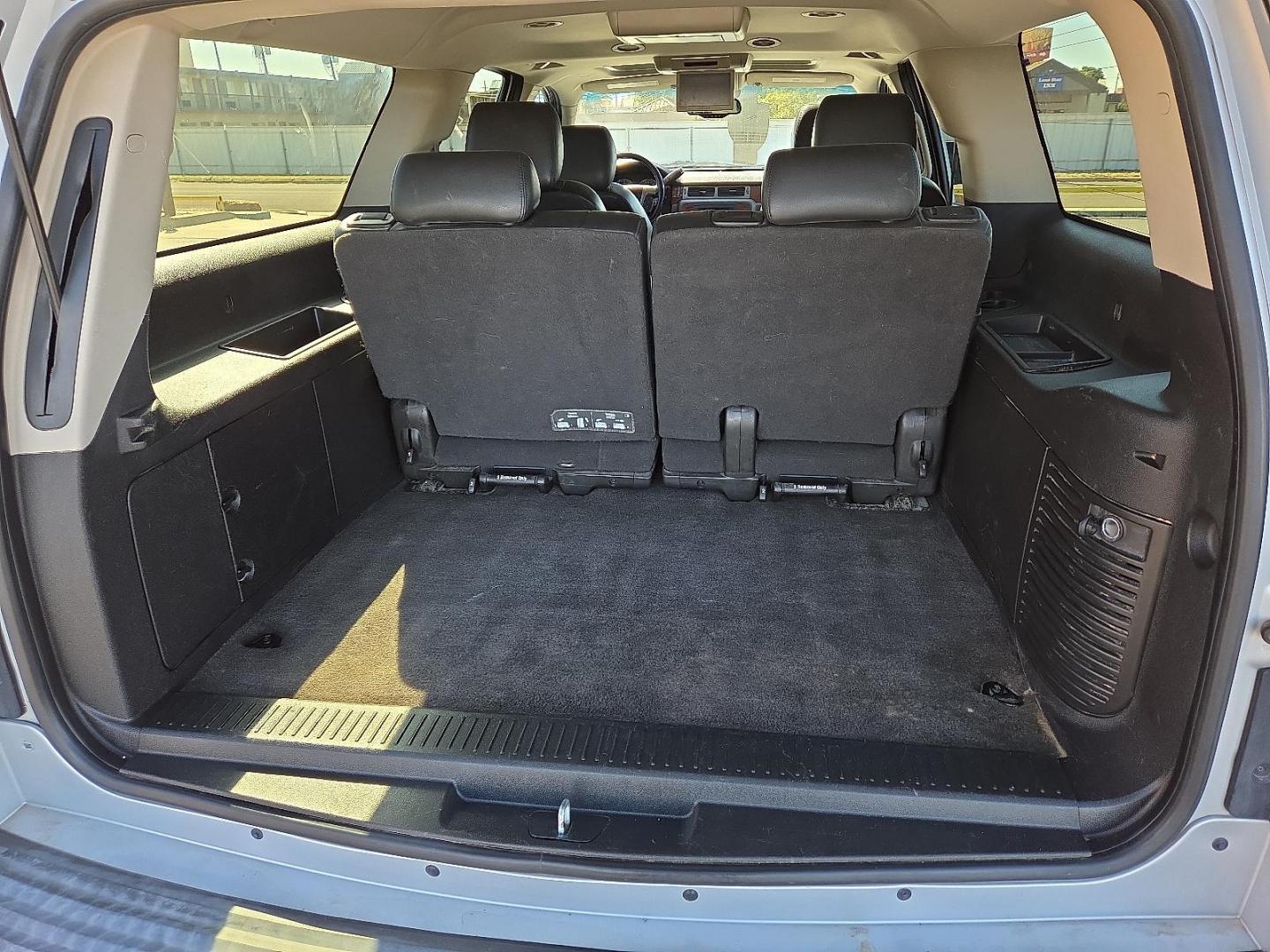 2014 Silver Ice Metallic - GAN /Ebony - 196 Chevrolet Suburban 1500 LTZ (1GNSCKE03ER) with an Vortec 5.3L V-8 variable valve control, regular unleaded, engine with cylinder deactivation and 320HP engine, located at 4711 Ave Q, Lubbock, TX, 79412, (806) 687-2362, 33.551304, -101.855293 - Photo#15