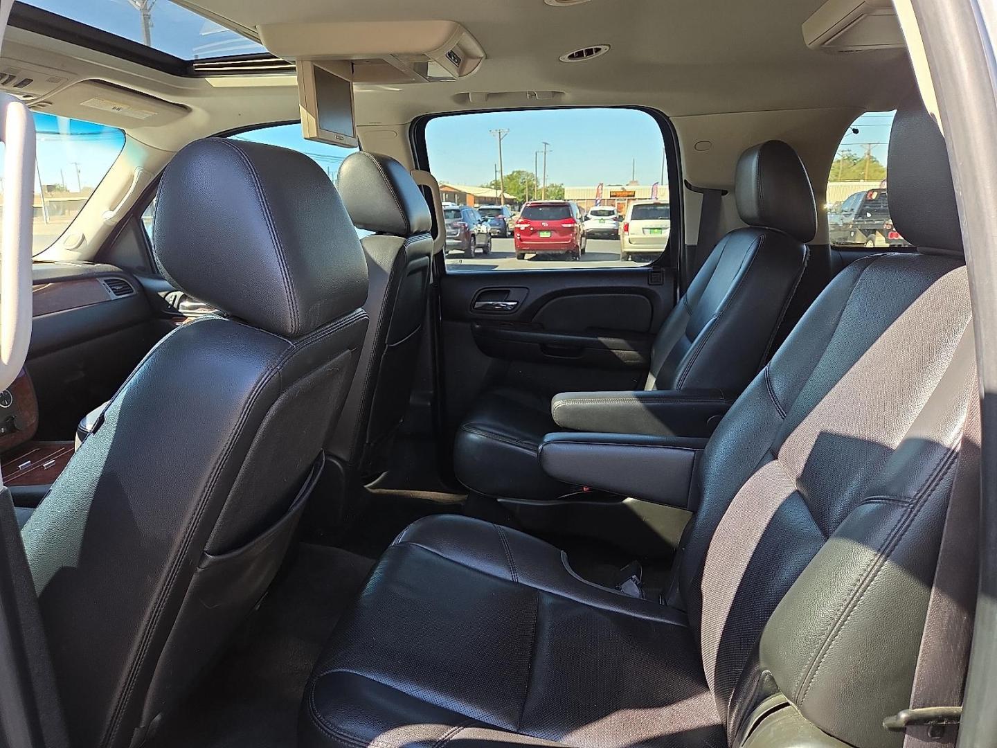 2014 Silver Ice Metallic - GAN /Ebony - 196 Chevrolet Suburban 1500 LTZ (1GNSCKE03ER) with an Vortec 5.3L V-8 variable valve control, regular unleaded, engine with cylinder deactivation and 320HP engine, located at 4711 Ave Q, Lubbock, TX, 79412, (806) 687-2362, 33.551304, -101.855293 - Photo#17