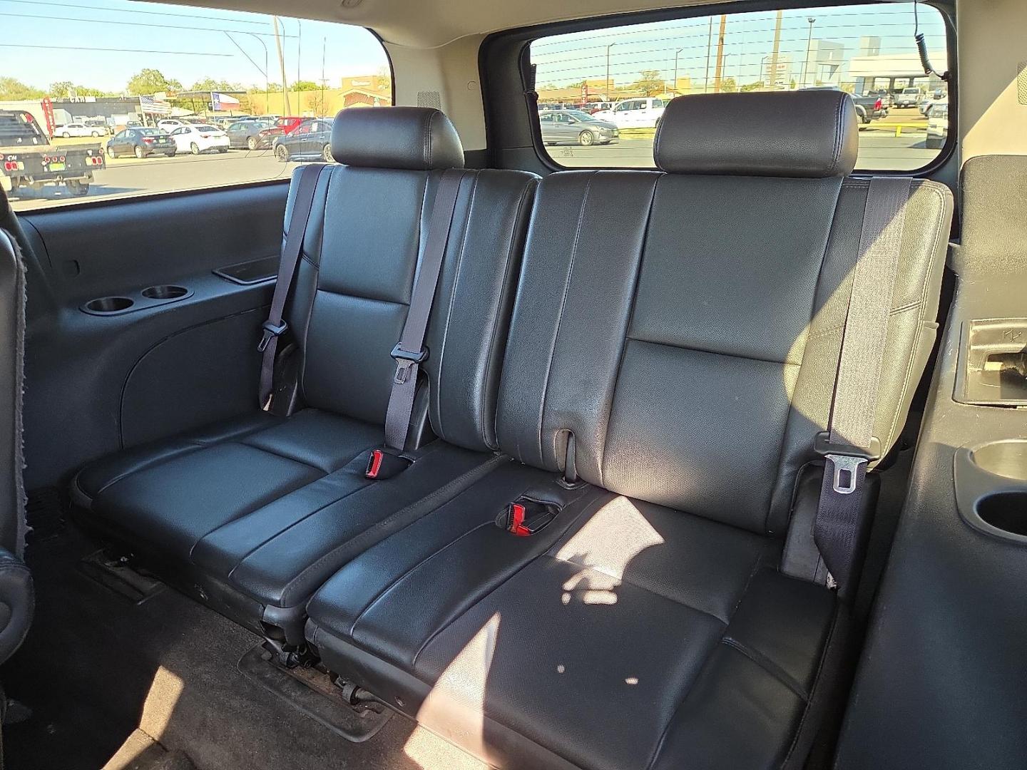 2014 Silver Ice Metallic - GAN /Ebony - 196 Chevrolet Suburban 1500 LTZ (1GNSCKE03ER) with an Vortec 5.3L V-8 variable valve control, regular unleaded, engine with cylinder deactivation and 320HP engine, located at 4711 Ave Q, Lubbock, TX, 79412, (806) 687-2362, 33.551304, -101.855293 - Photo#18