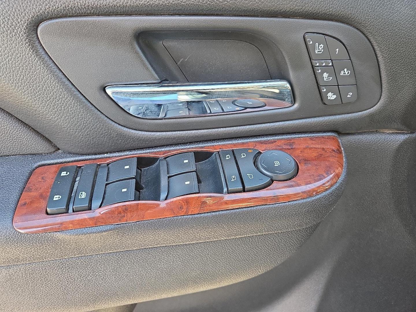 2014 Silver Ice Metallic - GAN /Ebony - 196 Chevrolet Suburban 1500 LTZ (1GNSCKE03ER) with an Vortec 5.3L V-8 variable valve control, regular unleaded, engine with cylinder deactivation and 320HP engine, located at 4711 Ave Q, Lubbock, TX, 79412, (806) 687-2362, 33.551304, -101.855293 - Photo#21