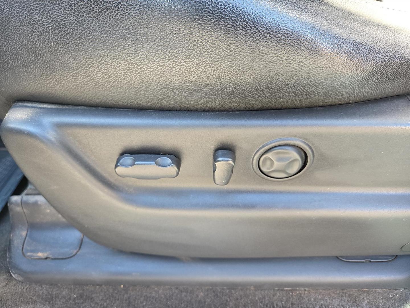 2014 Silver Ice Metallic - GAN /Ebony - 196 Chevrolet Suburban 1500 LTZ (1GNSCKE03ER) with an Vortec 5.3L V-8 variable valve control, regular unleaded, engine with cylinder deactivation and 320HP engine, located at 4711 Ave Q, Lubbock, TX, 79412, (806) 687-2362, 33.551304, -101.855293 - Photo#22